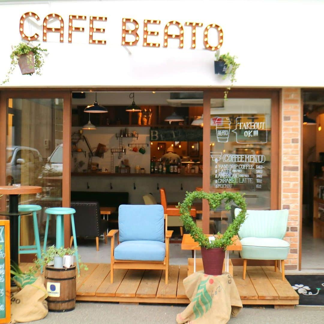 旅色のインスタグラム：「【大阪府 / 北新地・福島・野田・堂島浜】 CAFE BEATO（カフェ ベアート） 23時まで楽しめるおしゃれな大人の夜カフェ☕🍰  JR福島駅 (大阪府)から徒歩約5分とアクセス抜群のカフェ♩界隈ではめずらしく23時まで営業しているため、夜カフェとしても賑わっています。見た目も楽しめるカラフルなケーキやサンドイッチ、可愛いラテアートや、おしゃれなインテリアが写真映えすると話題。コーヒーにもこだわっており、オーナー自身が海外や旅先で出合った豆を厳選して仕入れているそう。  店内は、2階席もあり最大40名まで貸切可能で、女子会やパーティなどさまざまなシチュエーションで利用できます🎀 🦩  —-✄———-✄———-✄—ー  【CAFE BEATO】 @cafe.beato 📍大阪府大阪市福島区福島8丁目1-3 電車：JR東西線新福島駅3番出口より徒歩約4分、JR大阪環状線福島駅より徒歩約5分 TEL：06-6225-8828 ［💡旅色を見たとお伝えください］  旅色：https://tabiiro.jp/gourmet/s/312964-osaka-cafe-beato/ 公式：https://cafebeato.jp/   —-✄———-✄———-✄—-  #旅色 #家族旅行 #贅沢時間 #旅スタグラム #大人の休日 #大人の旅 #旅スタグラム #思い出旅行 #ご褒美旅行 #ご褒美時間 #国内旅行 #cafebeato #beato #カフェベアート #カフェ #夜カフェ #カフェ巡り #大阪カフェ #梅田カフェ #福島カフェ #関西カフェ #大阪観光 #大阪旅行」