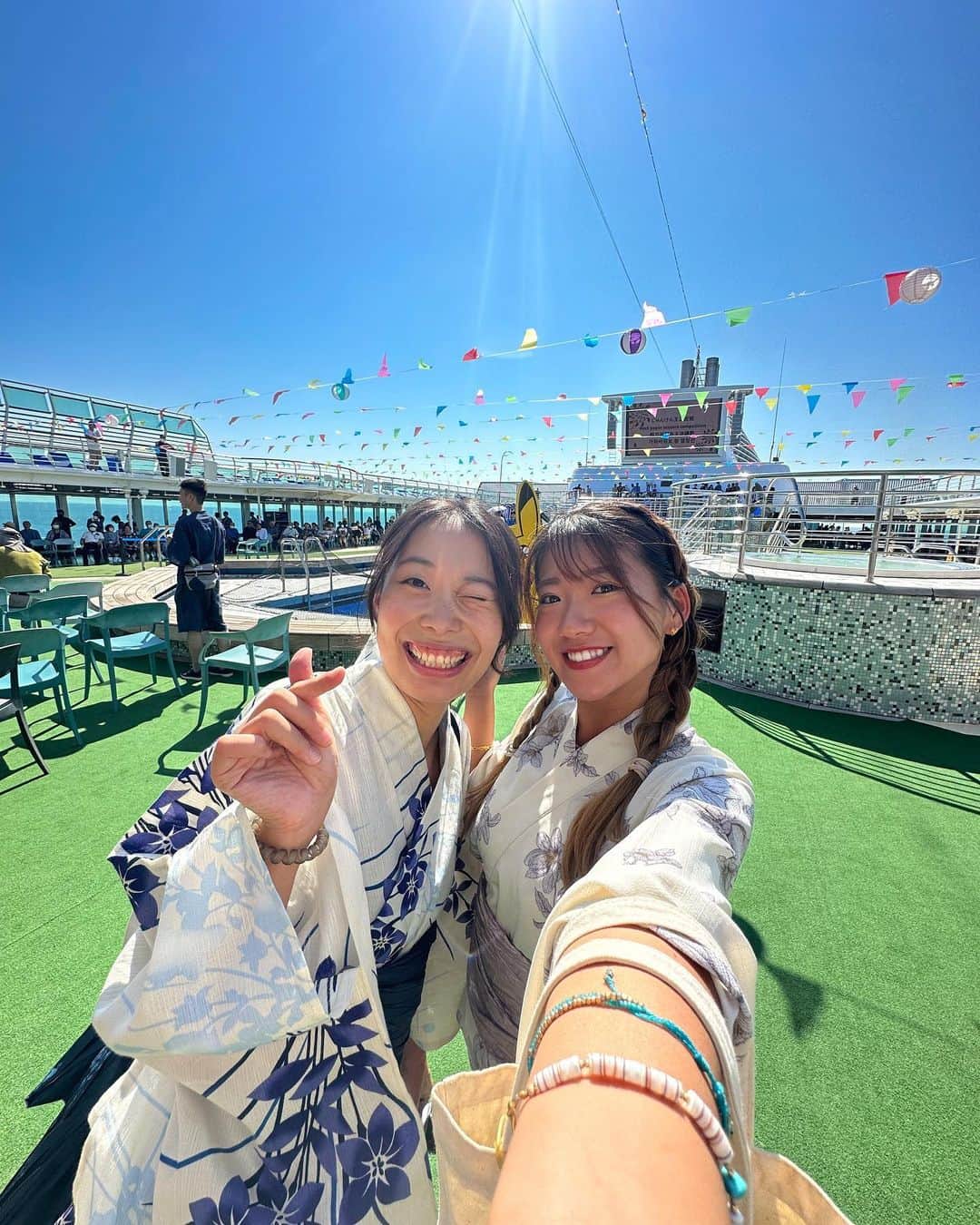 Riho kawaiのインスタグラム：「【船で世界一周中です🌏🚢】 船の中で洋上夏祭りがあったよ👘🏮 同部屋のみなちゃんと♡♡ ⁡ ⁡ ⁡ お祭りが本格的で浴衣着て盆踊りしたり イベントがあったりこの日のDJ Nightで ゆにこの誕生日を祝って感動と楽しいが 混ざった時間でほんと濃かった日😭💕💕 ⁡ ⁡ 船に乗って良かったって心から思った日🥺 ⁡ ⁡ 浴衣は絶対持って行ってってピースボートの人に 言われたり元々乗った友達に言われてたから 持っていってたよ！！👘持ってきてない人用に ショップで販売があったり(5,000円くらい) レンタルもあったし(先着順ぽい) 着付けもしてくれる人がいる！！(無料) 販売以外はお金かからないはずたよ！🙋‍♀️ ⁡ ⁡ これからピースボート乗る人は絶対 浴衣持って行ってね🏮🏮 ⁡ ⁡ ⁡ ⁡ 📍#世界一周中 #ピースボート 📸#iphonecam ⁡ ⁡ ⁡ ⁡ ⁡ #ピースボート#世界一周#豪華客船#peacebort#peacebort115#ピースボート115」