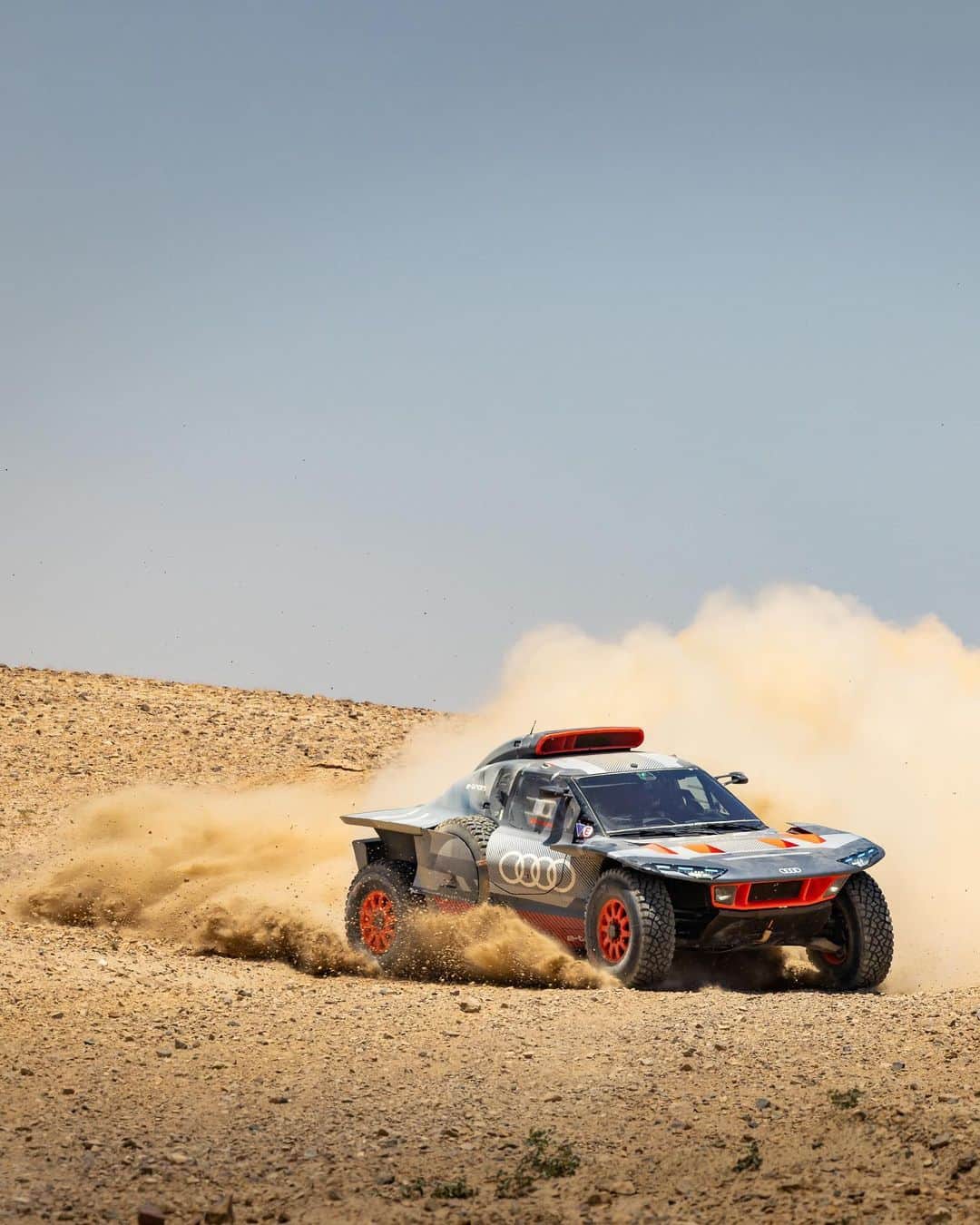 アウディ ジャパンのインスタグラム：「Dakar Rally 2024に参戦するAudi。 3回目の挑戦に向け、Team Audi Sportはすでに着実に準備を進めています。  サウジアラビアとスペインにおける走行テストと、スペイン東部の都市 テルエル周辺で開催されたバハ アラゴン ラリーへの参戦は、チームメンバーの一人ひとりが実戦モードに入ったことを示しています。  来年1月に開催されるDakar Rally 2024で、さらに進化したAudi RS Q e-tronが、オフロードラリーの新たな扉を開きます。  *この車はレース用であり、市販車ではありません。  #Audi #アウディ#FutureIsAnAttitude #RSQetron #RoadtoDakar」