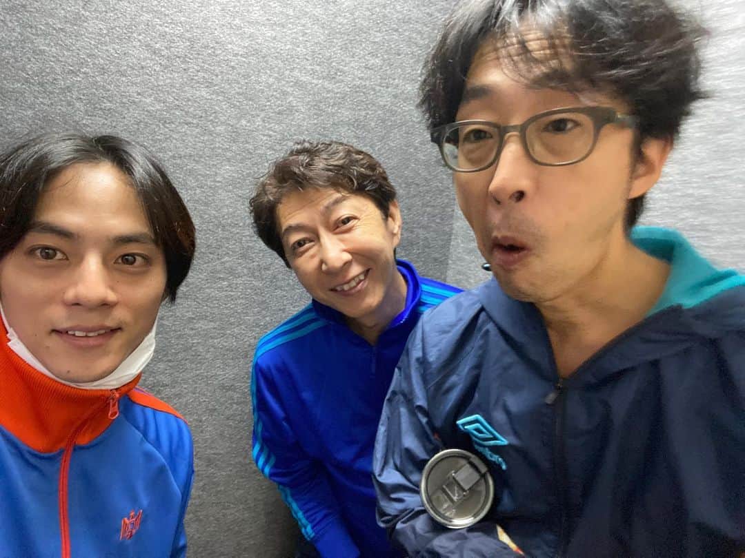 永田崇人のインスタグラム：「#ケムリ研究室 No.3  『#眠くなっちゃった 』 無事、東京公演千穐楽を迎えることが出来ました。なんだか、感極まりそうでしたが、目の前のあっちゃんが感極まっててティッシュをあげようかと思っていたら終演しました  写真は英介さんと、有起哉さん。 地方公演は全部始めての劇場です。楽しみです😊」