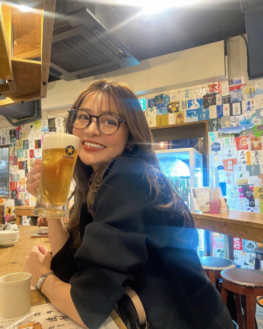 Nanamiのインスタグラム：「. たまたま近くにいた友達と🍻♡ 最近メガネが好き。  #定期的にビール投稿#やめたいナッ笑」
