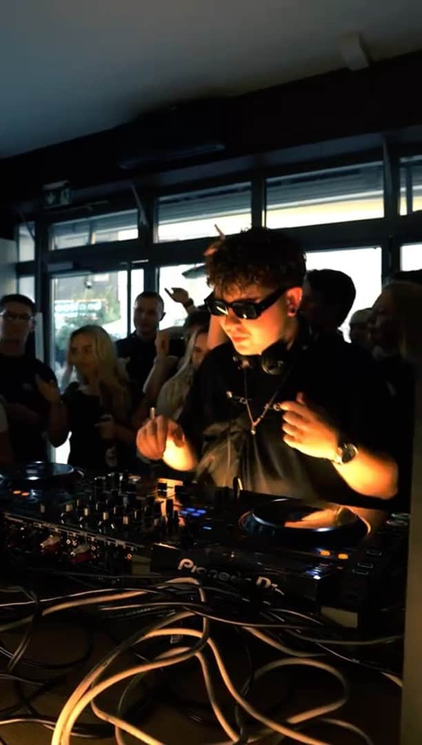 Spinnin' Recordsのインスタグラム：「It's time to get LOW on the dancefloor 🕺 @macon.music's new HYPERTECHNO remix of @71digits x @official_flo - 'Low' is out now!」