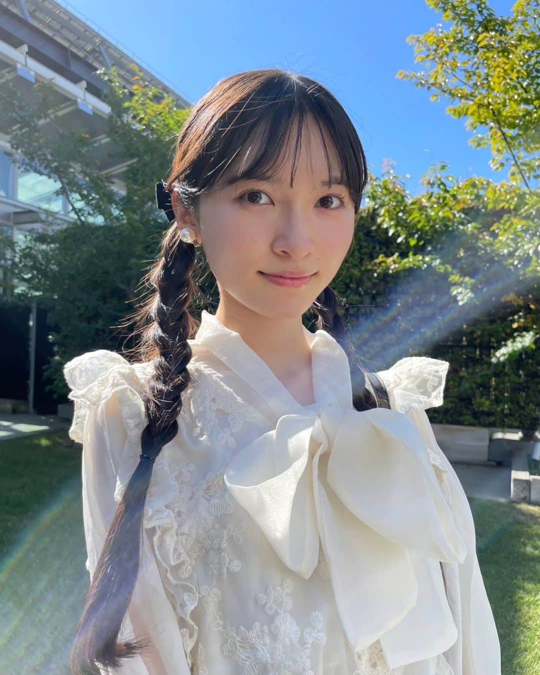 桧山ありすのインスタグラム：「久々にお出かけした日🤍 スタバのboooooフラペチーノ飲みました🙌🏻  真っ黒な見た目からは想像できない味でとっても甘くて美味しかったです！ 気になる方はぜひ飲んでみてください🥹  前回の投稿でおすすめ映画教えていただきありがとうございます🫶🏻 グリーンブックとシングストリート今度見てみようと思います!!  下妻物語、スウィングガールズ、ペンギンハイウェイ、バックトゥーザ・フューチャーは私も見たことがありお気に入りの映画です💗 下妻物語はお洋服がとにかく可愛いですよね！ テッドは見たことはありませんが可愛いくまのキャラは知ってます!!  #桧山ありす #alice #jk #jk1 #fjk #07 #16歳 #高校生 #スタバ #boooooフラペチーノ⁡ ⁡」
