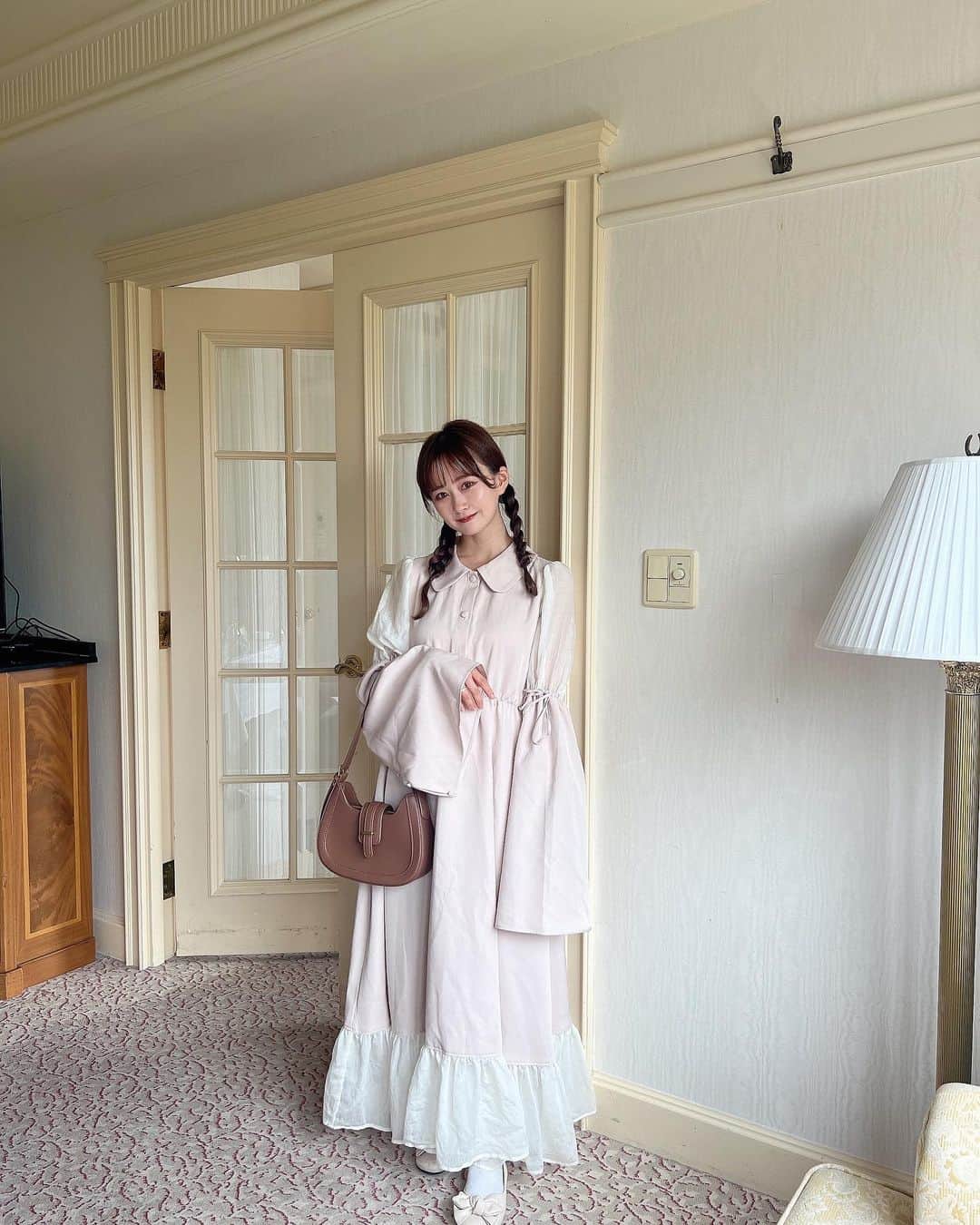 apres jour(アプレジュール) のインスタグラム：「【あかちゃすちゃんコラボお洋服🍎】 ついに発売START🎀 ⁡ 大好評につき、待望の第二弾！！✨✨ あかちゃすちゃんコラボお洋服がついに発売🎶  @chas._.22  ⁡ あかちゃすちゃんのこだわりが詰まった アウター、ニットワンピ、ロングワンピースの３型🫶🏻🍎 ZOZOTOWNへgo! ⁡ ⁡ ⁡ ⁡ ⁡ こちらの画像はインスタ用に加工しておりますので、カラーの雰囲気が実際の商品と異なる場合がございます。 商品ページにてカラーのご確認をお願い致します。 ⁡ #ZOZOでしか買えない #アプレジュール #アプレ部」