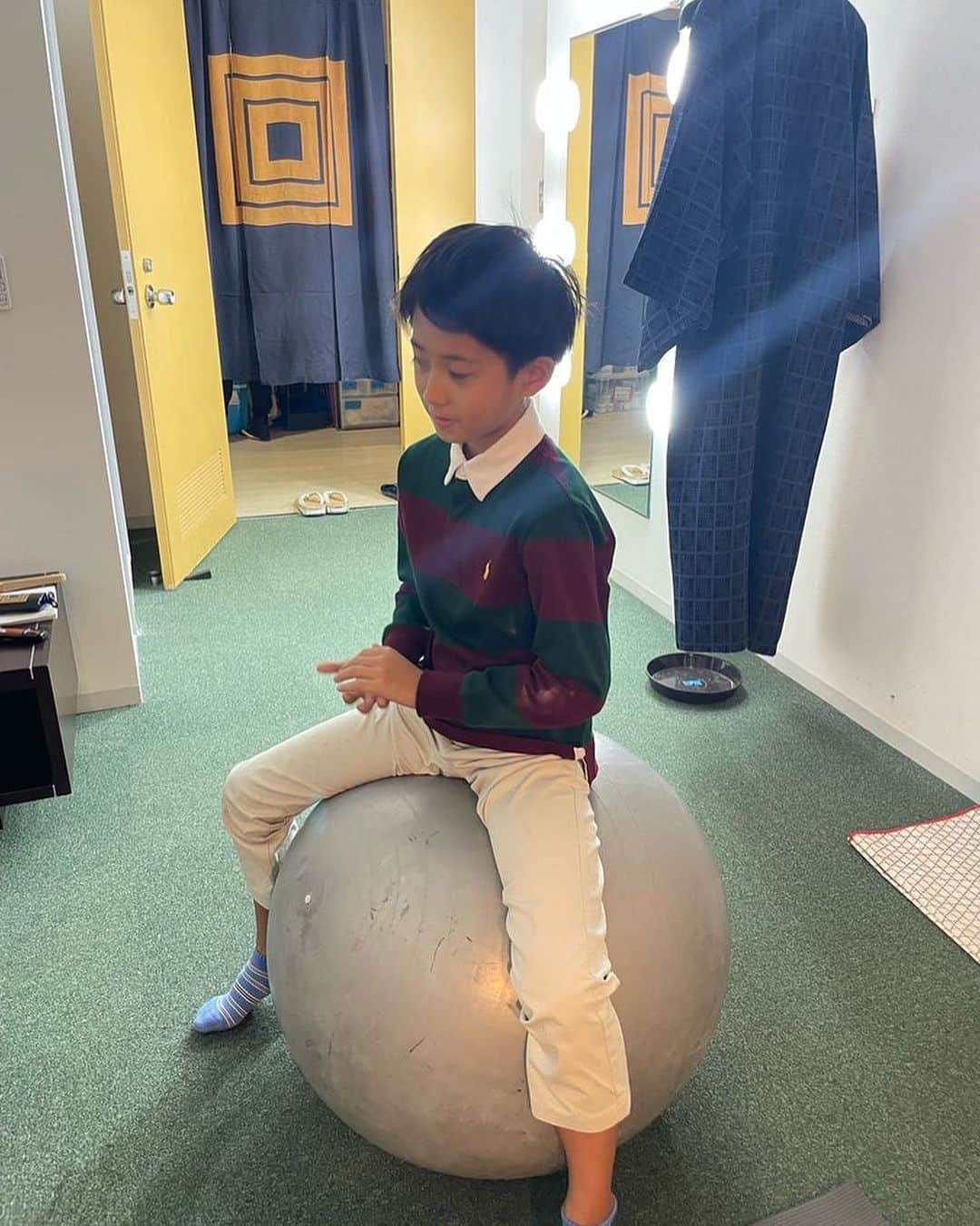 市川海老蔵 （11代目）さんのインスタグラム写真 - (市川海老蔵 （11代目）Instagram)「* They seemed to have enjoyed today’s “ko-jo,” which is a kind of a speech I do on stage‼️ Happy they liked it✨  今日の口上 楽しかったようです‼️  よかったね✨  #市川團十郎白猿 #市川海老蔵 #海老蔵  #市川新之助 #成田屋 #歌舞伎 #成長記録 #子育てぐらむ #子供のいる暮らし #子どものいる暮らし #子育て日記 #三千世界 #children #childphotography #daughter #son #ABKAI #ABMORI #ebizoichikawa #ebizo #kabuki #thunderparty #theater #theaterarts #actor #japan #classic」10月15日 18時13分 - ebizoichikawa.ebizoichikawa
