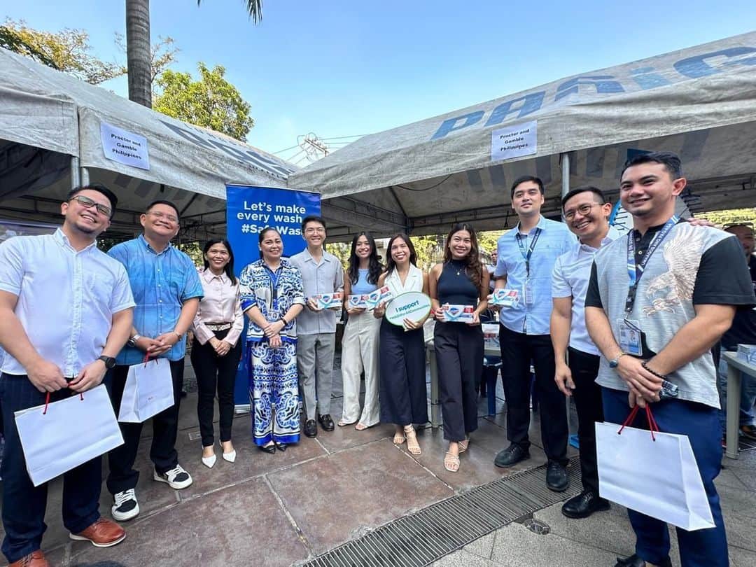 P&G（Procter & Gamble）さんのインスタグラム写真 - (P&G（Procter & Gamble）Instagram)「This week the P&G Philippines Safeguard brand team celebrated Global Handwashing Day by supporting Pasig LGU’s “Apir Tayo, Pasigueno!” Global Handwashing Day Fair, in partnership with the Manila Water Foundation. @safeguard_philippines   Every year on October 15, 200 million people in more than 100 countries come together to celebrate Global Handwashing Day. As an official co-founder, @SafeguardSoap helps organize Global Handwashing Day events around the world. These events educate millions of people about the benefits of washing their hands with soap and water.   The events all focus on three core principles: 🧼 Support a global culture of handwashing with soap and water 🧼 Evaluate the handwashing aptitude in every country to help measure improvement 🧼 Raise awareness about the benefits of handwashing with soap   Tap the link in bio to learn more about Safeguard’s commitments to social impact. #GlobalHandwashingDay」10月15日 18時09分 - proctergamble