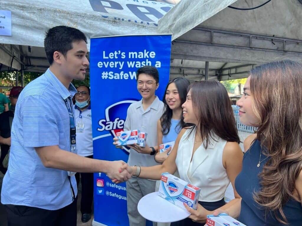 P&G（Procter & Gamble）さんのインスタグラム写真 - (P&G（Procter & Gamble）Instagram)「This week the P&G Philippines Safeguard brand team celebrated Global Handwashing Day by supporting Pasig LGU’s “Apir Tayo, Pasigueno!” Global Handwashing Day Fair, in partnership with the Manila Water Foundation. @safeguard_philippines   Every year on October 15, 200 million people in more than 100 countries come together to celebrate Global Handwashing Day. As an official co-founder, @SafeguardSoap helps organize Global Handwashing Day events around the world. These events educate millions of people about the benefits of washing their hands with soap and water.   The events all focus on three core principles: 🧼 Support a global culture of handwashing with soap and water 🧼 Evaluate the handwashing aptitude in every country to help measure improvement 🧼 Raise awareness about the benefits of handwashing with soap   Tap the link in bio to learn more about Safeguard’s commitments to social impact. #GlobalHandwashingDay」10月15日 18時09分 - proctergamble