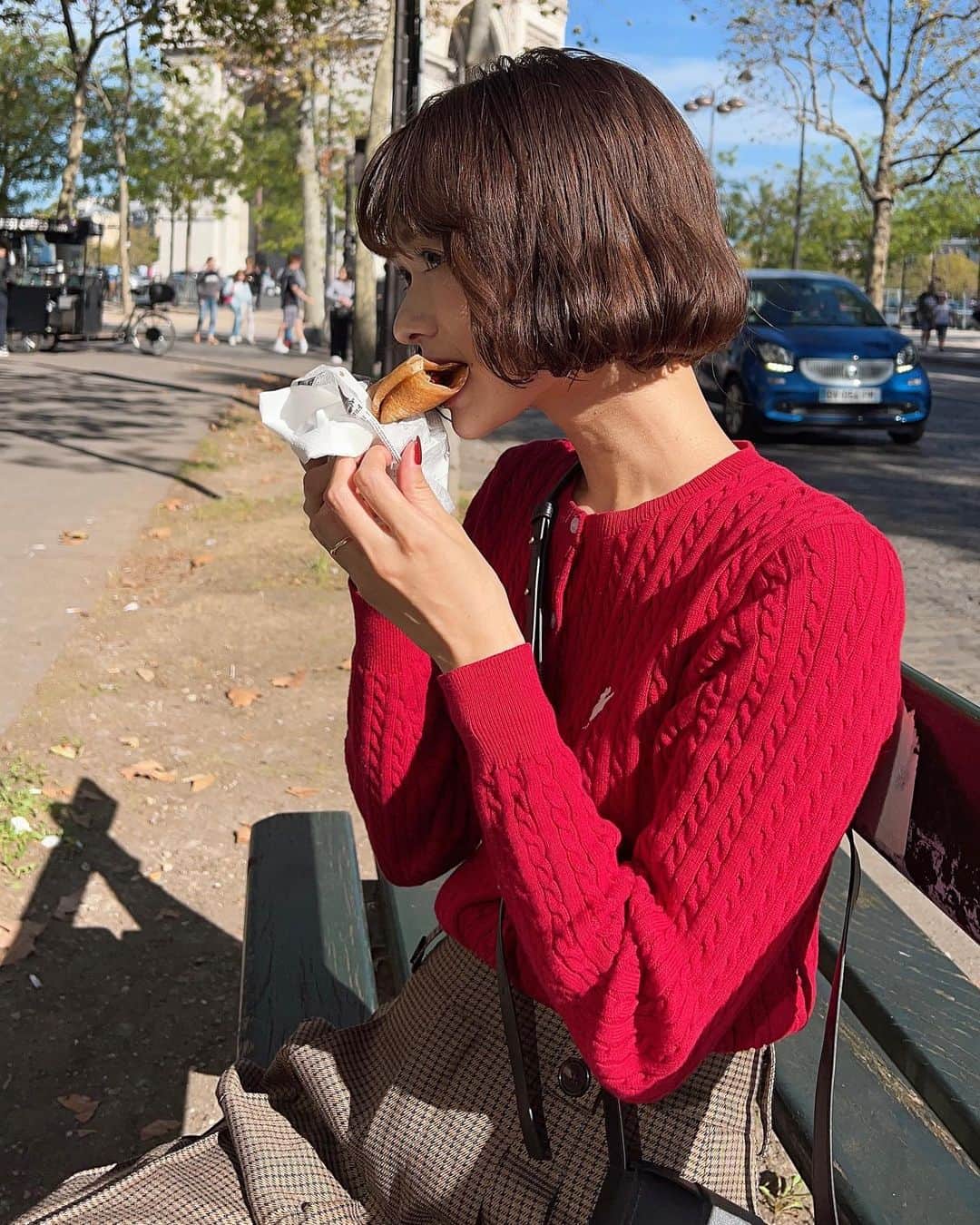 zussaさんのインスタグラム写真 - (zussaInstagram)「パリのマダムに褒められたコーディネート。🍂 チェック柄のプリーツパンツは大阪POPUP先行販売です~ パリで🐓カーディガン着れて嬉しかった、良い思い出。  #miroamurette#mirofilles#パリ#新婚旅行#秋コーデ」10月15日 18時09分 - niwatorigoya