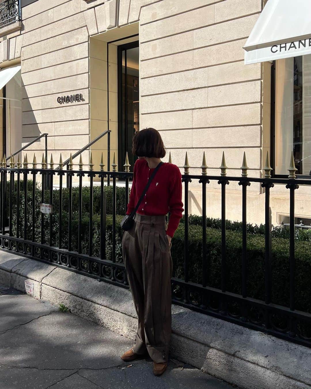 zussaのインスタグラム：「パリのマダムに褒められたコーディネート。🍂 チェック柄のプリーツパンツは大阪POPUP先行販売です~ パリで🐓カーディガン着れて嬉しかった、良い思い出。  #miroamurette#mirofilles#パリ#新婚旅行#秋コーデ」