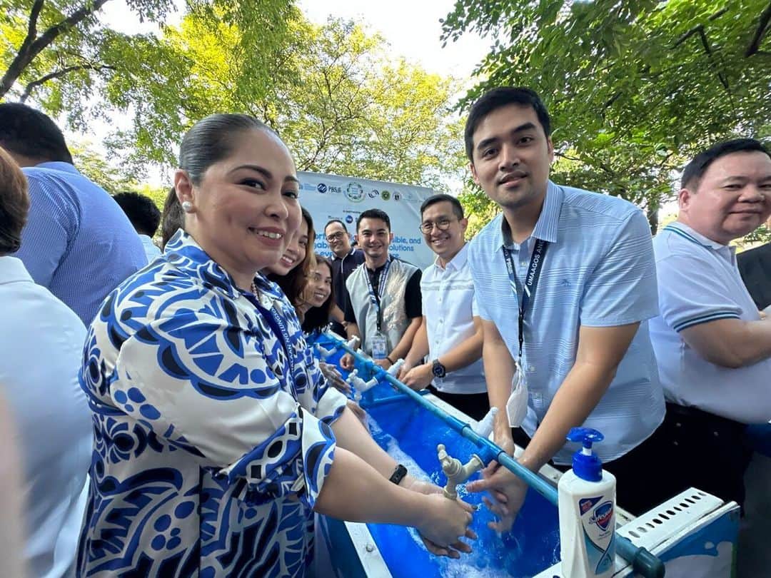 のインスタグラム：「This week the P&G Philippines Safeguard brand team celebrated Global Handwashing Day by supporting Pasig LGU’s “Apir Tayo, Pasigueno!” Global Handwashing Day Fair, in partnership with the Manila Water Foundation. @safeguard_philippines   Every year on October 15, 200 million people in more than 100 countries come together to celebrate Global Handwashing Day. As an official co-founder, @SafeguardSoap helps organize Global Handwashing Day events around the world. These events educate millions of people about the benefits of washing their hands with soap and water.   The events all focus on three core principles: 🧼 Support a global culture of handwashing with soap and water 🧼 Evaluate the handwashing aptitude in every country to help measure improvement 🧼 Raise awareness about the benefits of handwashing with soap   Tap the link in bio to learn more about Safeguard’s commitments to social impact. #GlobalHandwashingDay」