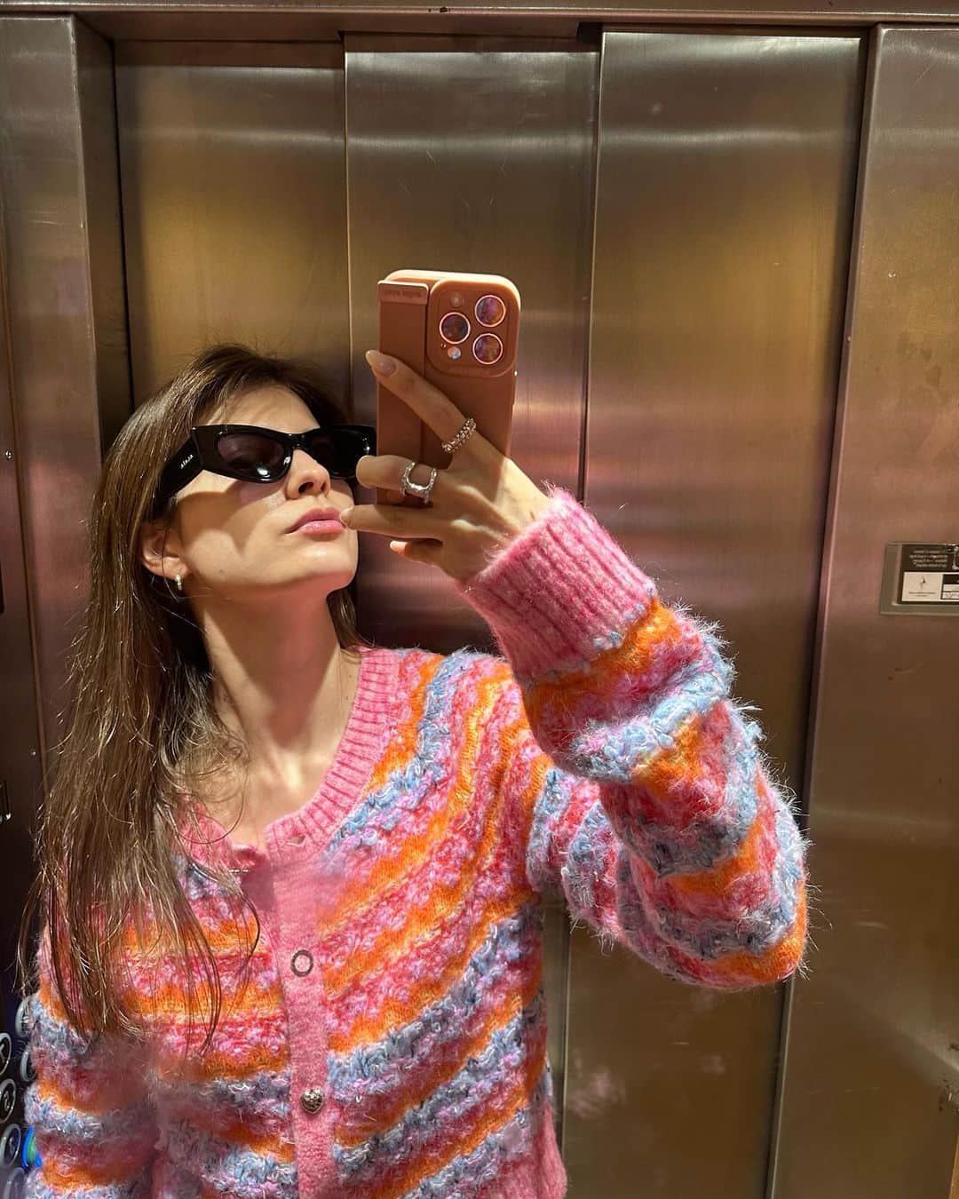 マギーさんのインスタグラム写真 - (マギーInstagram)「🌼🍋🌺🫐🏵️ パリの古い建物のエレベーターは めっちゃ狭くてとてつもなく遅い。笑  お洋服はぜんぶミラノパリで買ったもの🫶」10月15日 18時15分 - maggymoon