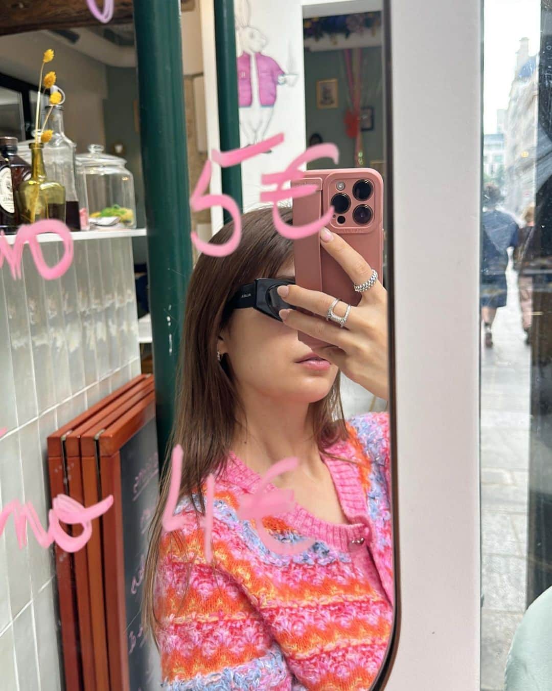 マギーのインスタグラム：「🌼🍋🌺🫐🏵️ パリの古い建物のエレベーターは めっちゃ狭くてとてつもなく遅い。笑  お洋服はぜんぶミラノパリで買ったもの🫶」