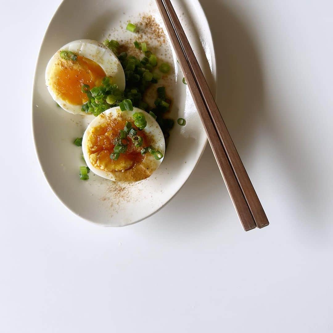 ワタナベマキのインスタグラム：「#今夜のひと皿 ゆで卵。小葱、黒酢、しょうゆ、花椒。」