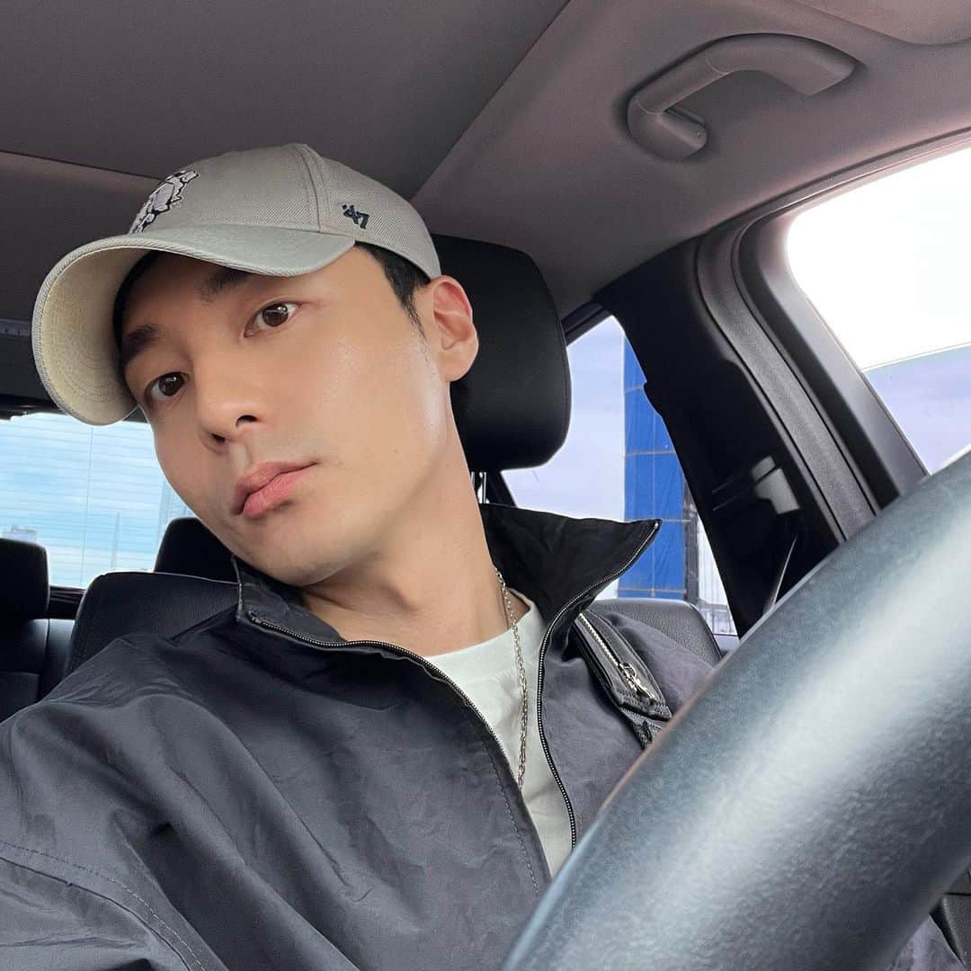 ロイ・キムのインスタグラム：「바쁜 시월 행복한 시월 이제 콘서트 준비   busy october happy october  🎤🎤🎤」