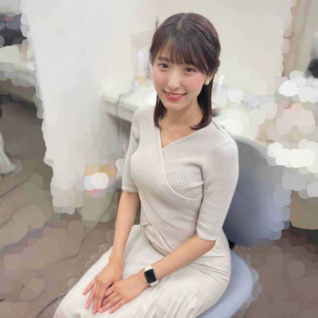 白木愛奈のインスタグラム：「今日も番組をご覧頂きありがとうございました✨️😊  ここ最近の衣装とヘアアレンジです。溜めてしまっていました💦  昨日の土曜版では珍しいパンツスタイルでした🩳  明日からは秋晴れが続きそうです☀️ 秋の空は高く見えて、開放的で好きです(*^^*)お花でも見に行きたいな〜🌼  #衣装 #アナウンサー衣装 #ヘアアレンジ #白木愛奈 #とびっきりしずおか土曜版 #とびっきりしずおか日曜版」