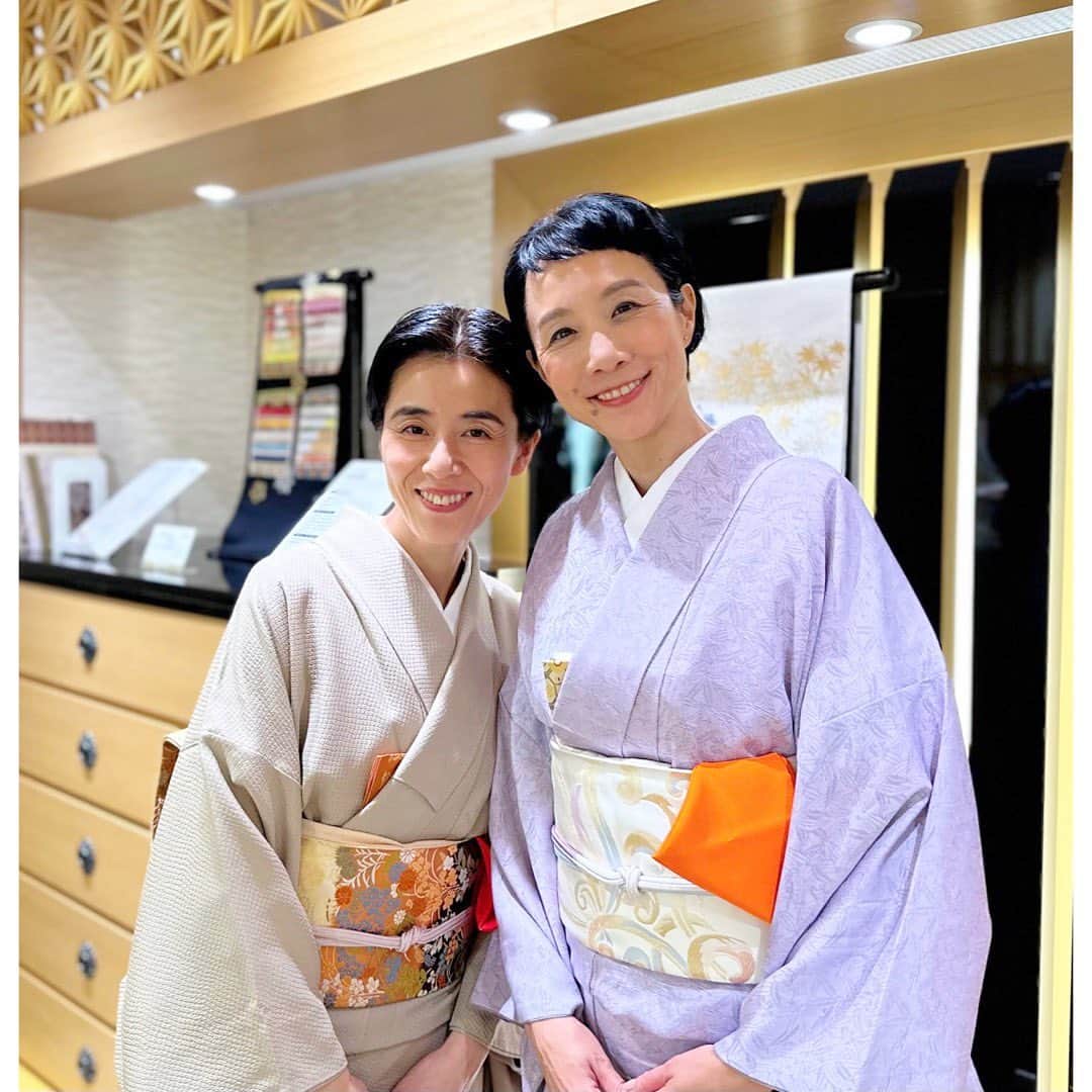 のインスタグラム：「名古屋タカシマヤでのイベントが２つ、無事に終了しました🥹✨最初は茶道にまつわるお話とみなさまの前で御園棚のお点前のデモンストレーション🍵この日まで北見宗雅先生とお稽古を重ねてきたので、終わった瞬間、緊張の糸が切れました🫨はあ、やり切った感、半っ端ない😂宗雅先生とお越しいただいたみなさま、本当にありがとうございました😊❣️つづく #名古屋タカシマヤ #御園棚」