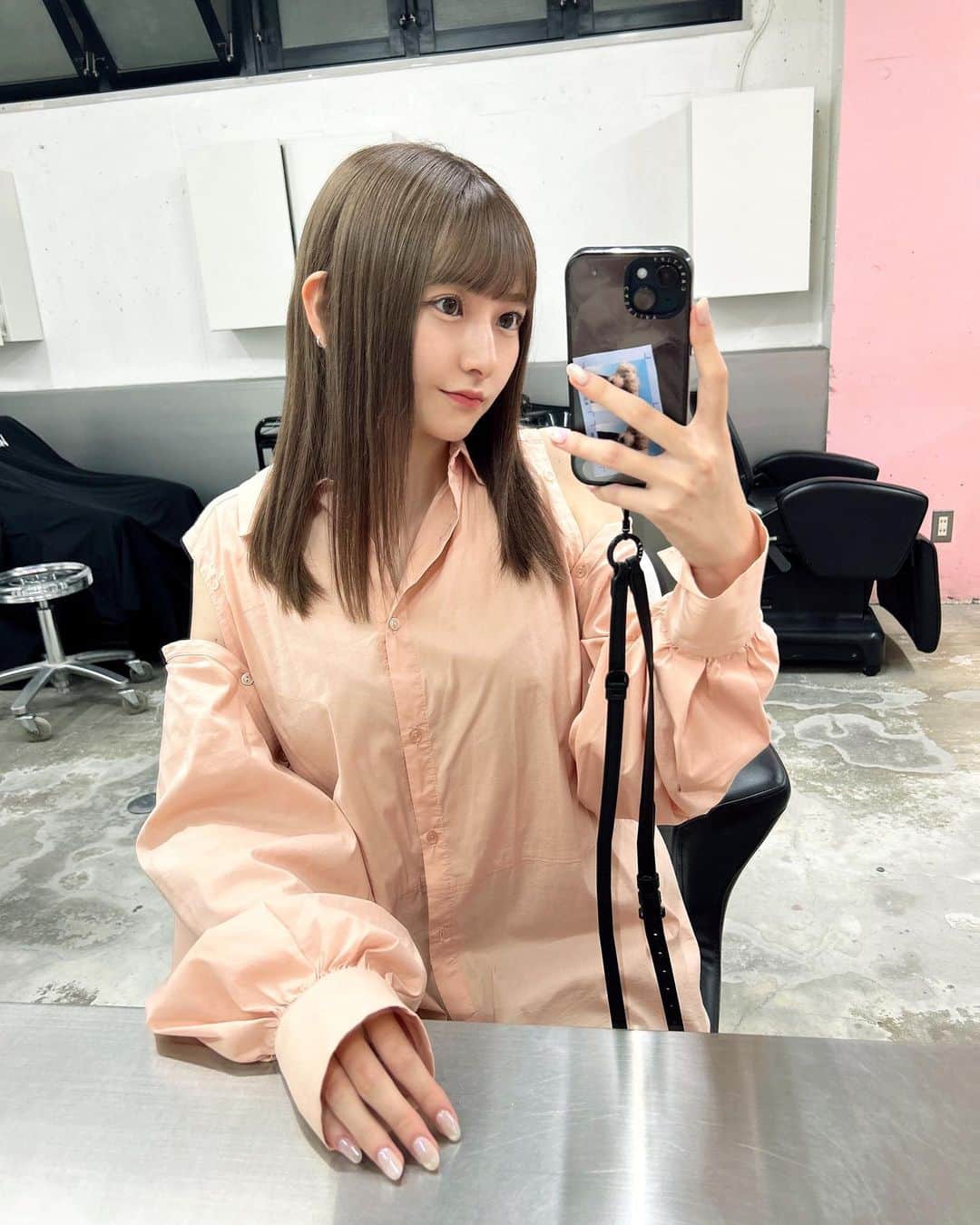 のインスタグラム：「前髪切った髪伸びた😶‍🌫️ なんか寒くなってきたから体調崩さないように明日からもふぁいとですっ」