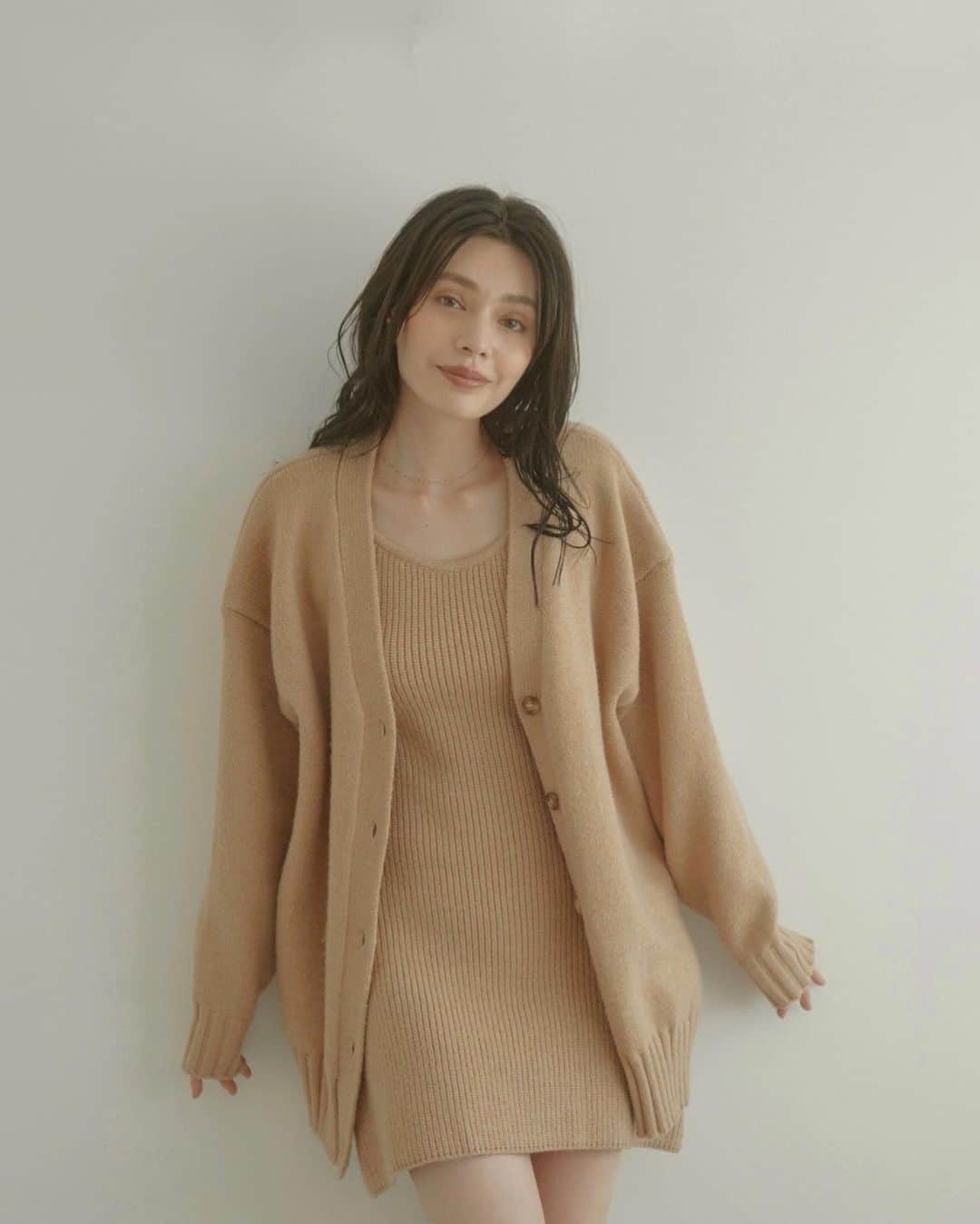 のインスタグラム：「#recommend ✔︎Twin cardigan knit ワンピース ¥19,800(tax in) . . 詳しくはWEB STORE(@acym_official )のTOP URLよりご覧ください。  #ACYM #ootd #outfit #ニット #カーディガン #ロングブーツ #ロングブーツコーデ #ブーツ #秋服 #秋コーデ」