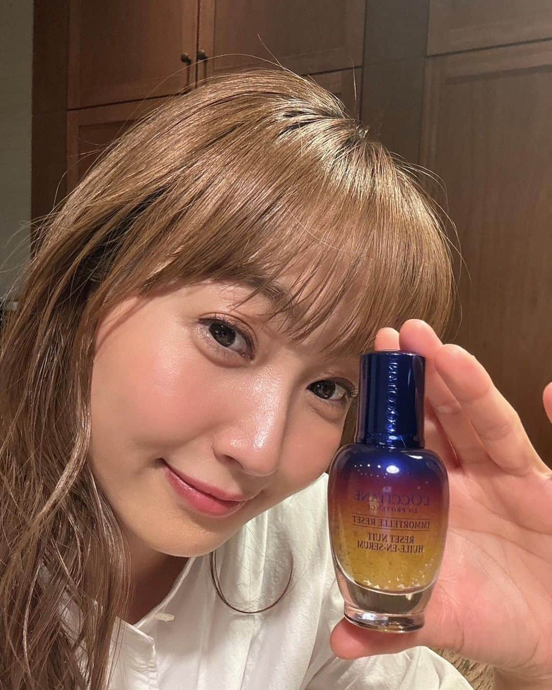 藤本美貴のインスタグラム：「ロクシタンさんの「イモーテル オーバーナイトリセットセラム」♡ 最近、子育てや仕事で寝不足が続いてるので肌にストレスを感じてますが、そんなときは夜用美容液で寝る前のケアがいいみたい☻ みずみずしいテクスチャー肌なじみもよく、癒される香りで寝る間にもぴったり。 塗った翌朝はお肌にハリやツヤが満ちた感じがします♡ ボトルのグラデーションも素敵でお気に入りです。 忙しい毎日ですが一緒にお肌のケア頑張りましょう！   @loccitane_jp #pr #ロクシタン #loccitanepr #イモーテルオーバーナイトリセットセラム #夜用美容液 #美容液 #夜リセット」