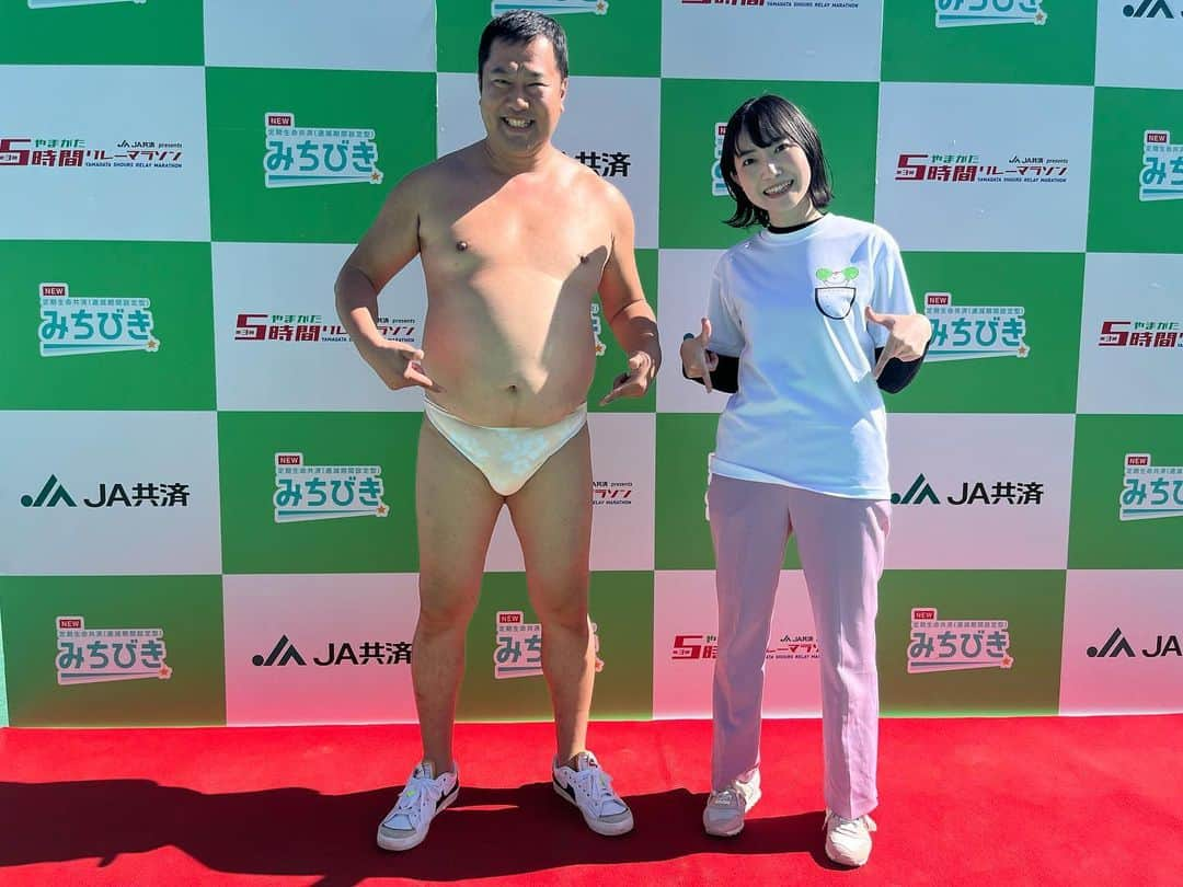 菅原智郁のインスタグラム：「Don't worry, I'm wearing.  \\　Pants!! //  .  やまがた5時間リレーマラソン、今年のスペシャルゲストは #とにかく明るい安村 さんでした🩲✨️ 抽選会やランナーインタビューなど、会場をたくさんたくさん盛り上げて頂きました😆 とにかく面白くてお優しくて、さすが世界的スターです🥺 お忙しい中駆けつけていただきありがとうございました！  ぜひまたゆっくり山形にお越しください✨️ @tonikaku.a.yasumura  . . #山形 #やまがた5時間リレーマラソン #リレーマラソン #マラソン #山形テレビ #アナウンサー #菅原智郁」