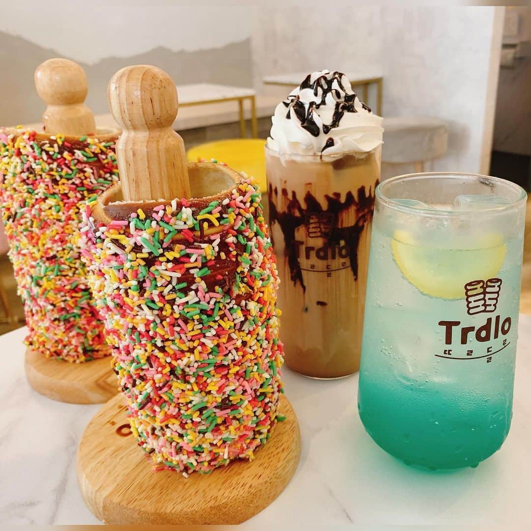 MariIryuのインスタグラム：「これぞ映えと思ったチムニーパン🍞🤭 パンという名のスイーツ🦄 2種類比べたいと言いながらお互い食べたいレインボーを譲らなかったw🌈 でも大正解でした〜🤭  焼きたてをくるくる持ち上げながら食べる 外はカリサクッと中はふわふわもっちり 見た目も可愛くて美味しい🤤 また食べに行きたい〜🫠  店内は綺麗でおしゃれで広々✨ 居心地まで良かった☕️  @trdlo_tokyo  🏭Trdroトルドロ 📍 東京都新宿区百人町1-1-17 ☎️ 03-6233-8234  🕔 	営業時間　11:00～23:00  🚃新大久保駅  #チムニーパン #チムニー #煙突パン #トルドロ #新大久保グルメ #新大久保カフェ #新大久保 #新大久保スイーツ #パン #東京カフェ #映えスイーツ」