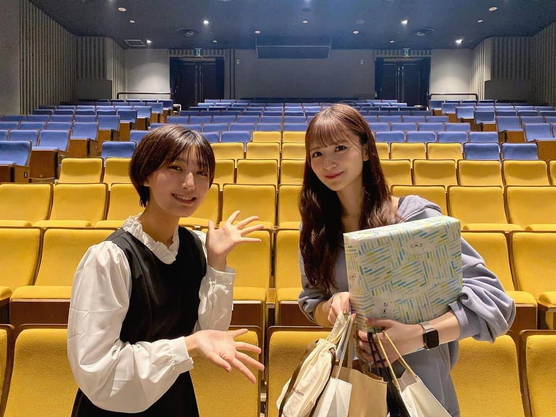 宮川愛李（妹子）のインスタグラム：「〜あらすじ〜AIR-G'内の外出系ラジオ番組「イマリアル」にてレギュラー番組「イマレコ」を担当している乃木坂46の金川紗耶(敬称略)と宮川愛李、2人はそれぞれ奇数週、偶数週の担当だったため画面を介したリモート収録以外では実際に会って話すことが叶わなかった…  しかし、メインパーソナリティ森本優(敬称略)の提案により、宮川愛李は金川紗耶の初舞台「ドクター皆川〜手術成功5秒前〜」の観覧の機会を手に入れることができたのだった。 そこで2人はようやく運命の再会を果たす────‼️  ようやくやんさんとお会いすることができました！！ 舞台は笑いあり、涙あり(？)端から端までコミカルなお話に、終始笑顔で楽しく観劇させていただきました😁  これからもイマリアルを交えて、たくさんお話ししましょうねー！！！  #ドクター皆川  #ドクター皆川手術成功5秒前」