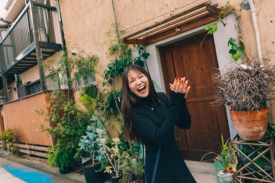 藤田早希のインスタグラム：「目に入るもの、聞くもの大体ネガティブな情報ばっか。 そういうのに人はひきつけられるから 仕方ないんだよね。 人の不幸より自分が楽しんでハッピーなバイブス 伝染させる方が最近幸せだなと感じているのだ。」