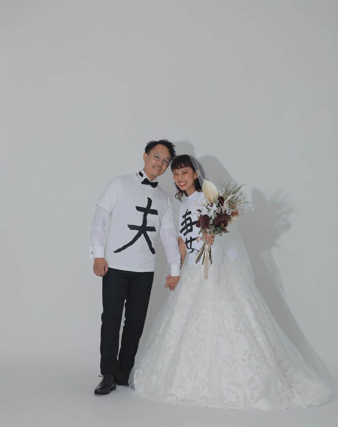studioTVB梅田店のインスタグラム：「夫と妻のTシャツを着て撮影！ ・　　　　　 ・ ユーモア溢れるおふたり😆 ・ ・ photo Sachi Nagayasu.🌷  ・ ・ @studiotvb_umeda @decollte_weddingphoto @d_weddingphoto_jp ・ ・ ・ ・ ・ ・ ・ 共に働くフォトグラファー・ヘアメイク・プランナー、 募集中です。 @decollte_recruit ・ ・ ・ #撮る結婚式 #デコルテフォト #スタジオTVB #studiotvb #スタジオTVB梅田 #studiotvb梅田 #ウェディングフォト #フォトウェディング #ロケーションフォト #ナチュラルウェディング #白無垢 #白無垢前撮り #和装前撮り #前撮り #大阪前撮り #ウェディングドレス #関西プレ花嫁 #プレ花嫁 #おしゃれ花嫁 #結婚式準備 #全国のプレ花嫁さんと繋がりたい #プレ花嫁さんと繋がりたい #日本中のプレ花嫁さんと繋がりたい #幸せな瞬間をもっと世界に #cherish_photo_days #2023秋婚 #2024冬婚」