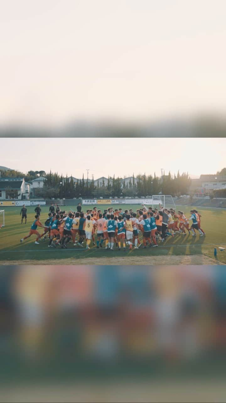 HIPPYのインスタグラム：「長崎県 創成館高校サッカー部との “君に捧げる応援歌” 夕焼けとみんなの歌声がなんともエモくて 胸熱な時間となりました。  今週の僕のインスタやTikTok,YouTubeは 創成館高校WEEKになります。  みなぎるパワーと最高の思い出をありがとう。 お互い全国の舞台に駆け上がろうな  #創成館 #サッカー部 #君に捧げる応援歌 #青春 #全国高校サッカー選手権大会 #長崎大会 #選手権大会 #国体 #インターハイ #高校サッカー」