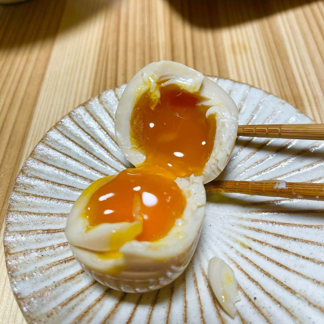 らんままさんのインスタグラム写真 - (らんままInstagram)「2023.10.15  今日のお夕飯⁣ ⁣ 秋刀魚の塩焼き⁣ 鶏と海苔の天ぷら⁣ 煮卵(いただきもの)⁣ ほうれん草入り五目白あえ⁣ 野沢菜のお漬物⁣ ⁣ ⁣ こんばんは　日曜日ですね⁣ いつもお世話になっている方から煮卵をいただきました⁣ 毎回我が家と息子夫婦のところにまで配ってくれるんですけどこれがまた美味しくてほっぺた落ちそうなんです⁣ #さぶちゃんの煮卵⁣ PRじゃないですよ笑⁣ ⁣ 今夜は息子夫婦の旅行土産のワインで乾杯です♪⁣ ⁣ ⁣ 今日の動画は手をぎゅっと握る くぅさん です⁣ ⁣ 　⁣ ⁣ ⁣  #晩酌#晩御飯#献立#ばんごはん#おうち居酒屋#働く主婦の食卓#くぅさんを探せ#丸テーブル⁣ ⁣ ⁣ ⁣ ⁣」10月15日 18時25分 - ran.mamayo