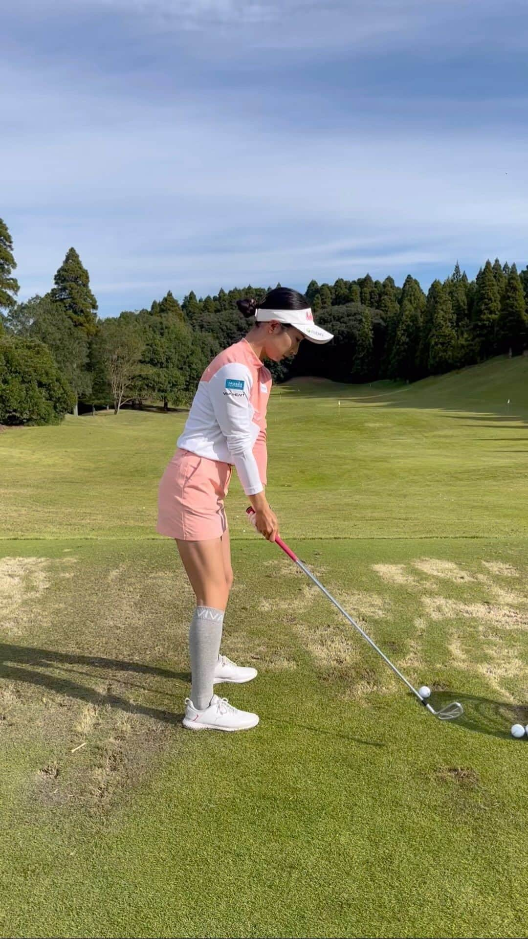 篠崎愛のインスタグラム：「Golf⛳️🏌️‍♀️ #スイング動画 #ゴルフスイング #女子プロゴルファー #女子ゴルファー #女子ゴルフ #ゴルフ女子 #アイアンショット #スタート前練習  ウェア @vivaheartofficial  クラブ @modartcnc」