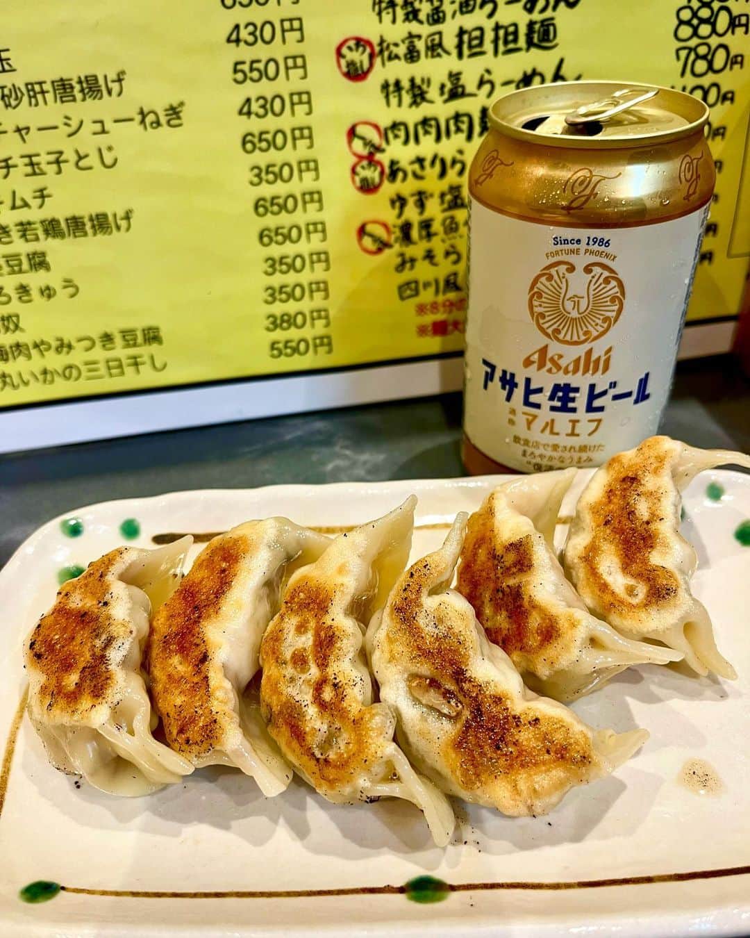 永岡怜子さんのインスタグラム写真 - (永岡怜子Instagram)「少し前なのですが、ご紹介いただき 銀座の路地裏にある松富さんで 深夜の〆女子呑みを🥟 朝までやっているのがありがたいですね👌🏻  お席はカウンターのみ。 お酒は好きなものを自分で取ってくるスタイル。 何故でしょう、こういった不自由さが 逆にテンションの上がるギミックになっている気がします✨  私はアサヒのマルエフを選択🍻  餃子はニンニク不使用、皮は厚め、 タネには椎茸や海老が入っています。  人気のあさりラーメンは1日20食限定との事🍜 ラーメンは好きなので気になったものの 少食なもので一杯は食べ切れないのです。 次は誰かにキャリーしていただこう👏🏻  .  新物のイクラが出てきていると聞きました。 しばらくお鮨屋さんに行けていなかったので 近いうちに赴きたいですね🍣  .  #酒乱のグルメ #たのしい隠居生活 #ビール女子 #ビール部 #マルエフ #飲酒タグラム  #beerlovers #beerstagram」10月15日 18時26分 - nagaoka_reiko