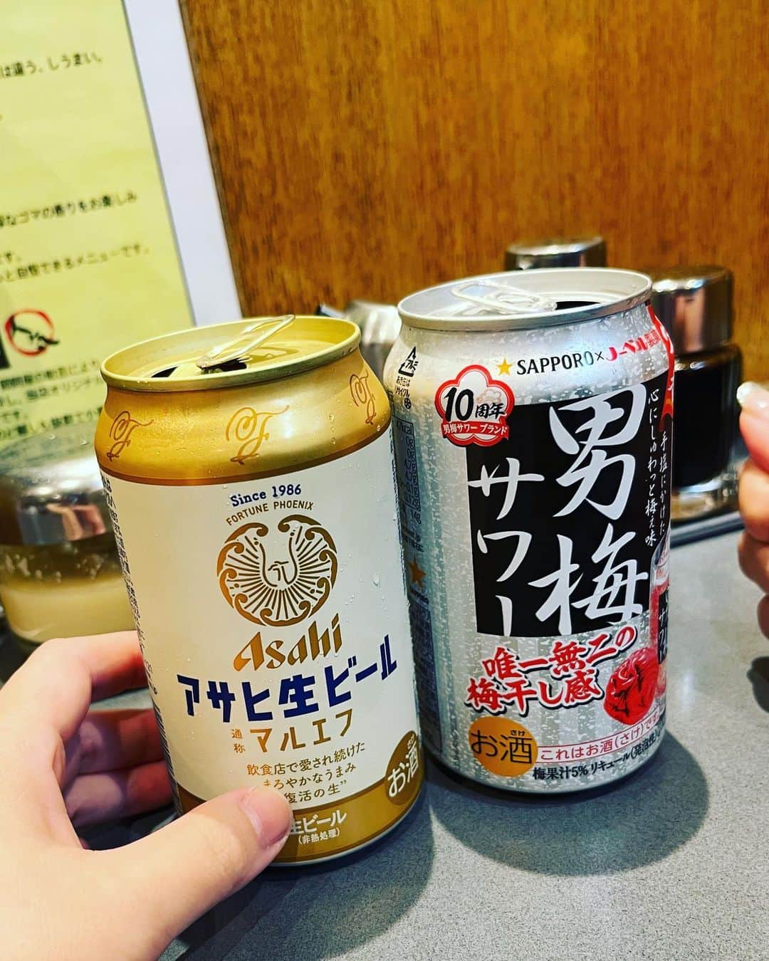 永岡怜子さんのインスタグラム写真 - (永岡怜子Instagram)「少し前なのですが、ご紹介いただき 銀座の路地裏にある松富さんで 深夜の〆女子呑みを🥟 朝までやっているのがありがたいですね👌🏻  お席はカウンターのみ。 お酒は好きなものを自分で取ってくるスタイル。 何故でしょう、こういった不自由さが 逆にテンションの上がるギミックになっている気がします✨  私はアサヒのマルエフを選択🍻  餃子はニンニク不使用、皮は厚め、 タネには椎茸や海老が入っています。  人気のあさりラーメンは1日20食限定との事🍜 ラーメンは好きなので気になったものの 少食なもので一杯は食べ切れないのです。 次は誰かにキャリーしていただこう👏🏻  .  新物のイクラが出てきていると聞きました。 しばらくお鮨屋さんに行けていなかったので 近いうちに赴きたいですね🍣  .  #酒乱のグルメ #たのしい隠居生活 #ビール女子 #ビール部 #マルエフ #飲酒タグラム  #beerlovers #beerstagram」10月15日 18時26分 - nagaoka_reiko