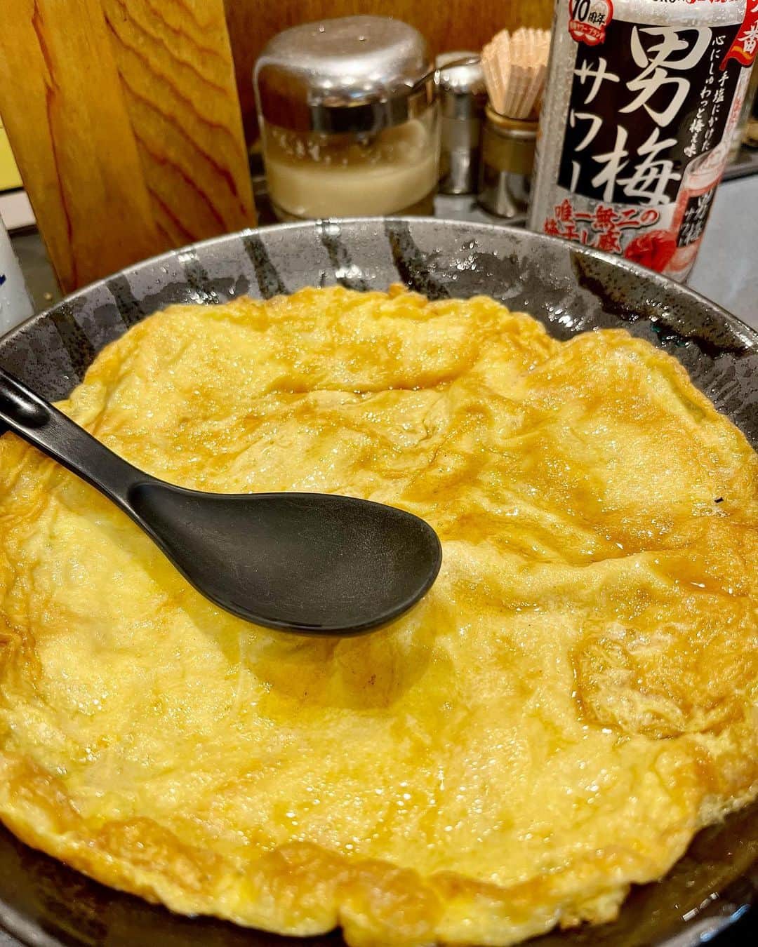 永岡怜子さんのインスタグラム写真 - (永岡怜子Instagram)「少し前なのですが、ご紹介いただき 銀座の路地裏にある松富さんで 深夜の〆女子呑みを🥟 朝までやっているのがありがたいですね👌🏻  お席はカウンターのみ。 お酒は好きなものを自分で取ってくるスタイル。 何故でしょう、こういった不自由さが 逆にテンションの上がるギミックになっている気がします✨  私はアサヒのマルエフを選択🍻  餃子はニンニク不使用、皮は厚め、 タネには椎茸や海老が入っています。  人気のあさりラーメンは1日20食限定との事🍜 ラーメンは好きなので気になったものの 少食なもので一杯は食べ切れないのです。 次は誰かにキャリーしていただこう👏🏻  .  新物のイクラが出てきていると聞きました。 しばらくお鮨屋さんに行けていなかったので 近いうちに赴きたいですね🍣  .  #酒乱のグルメ #たのしい隠居生活 #ビール女子 #ビール部 #マルエフ #飲酒タグラム  #beerlovers #beerstagram」10月15日 18時26分 - nagaoka_reiko