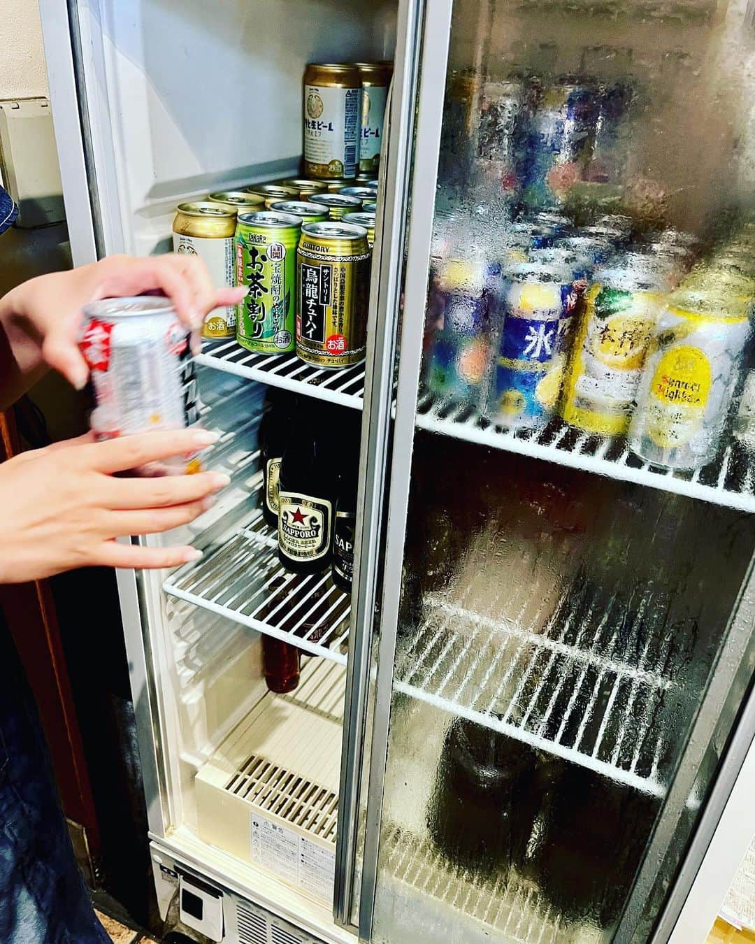 永岡怜子さんのインスタグラム写真 - (永岡怜子Instagram)「少し前なのですが、ご紹介いただき 銀座の路地裏にある松富さんで 深夜の〆女子呑みを🥟 朝までやっているのがありがたいですね👌🏻  お席はカウンターのみ。 お酒は好きなものを自分で取ってくるスタイル。 何故でしょう、こういった不自由さが 逆にテンションの上がるギミックになっている気がします✨  私はアサヒのマルエフを選択🍻  餃子はニンニク不使用、皮は厚め、 タネには椎茸や海老が入っています。  人気のあさりラーメンは1日20食限定との事🍜 ラーメンは好きなので気になったものの 少食なもので一杯は食べ切れないのです。 次は誰かにキャリーしていただこう👏🏻  .  新物のイクラが出てきていると聞きました。 しばらくお鮨屋さんに行けていなかったので 近いうちに赴きたいですね🍣  .  #酒乱のグルメ #たのしい隠居生活 #ビール女子 #ビール部 #マルエフ #飲酒タグラム  #beerlovers #beerstagram」10月15日 18時26分 - nagaoka_reiko