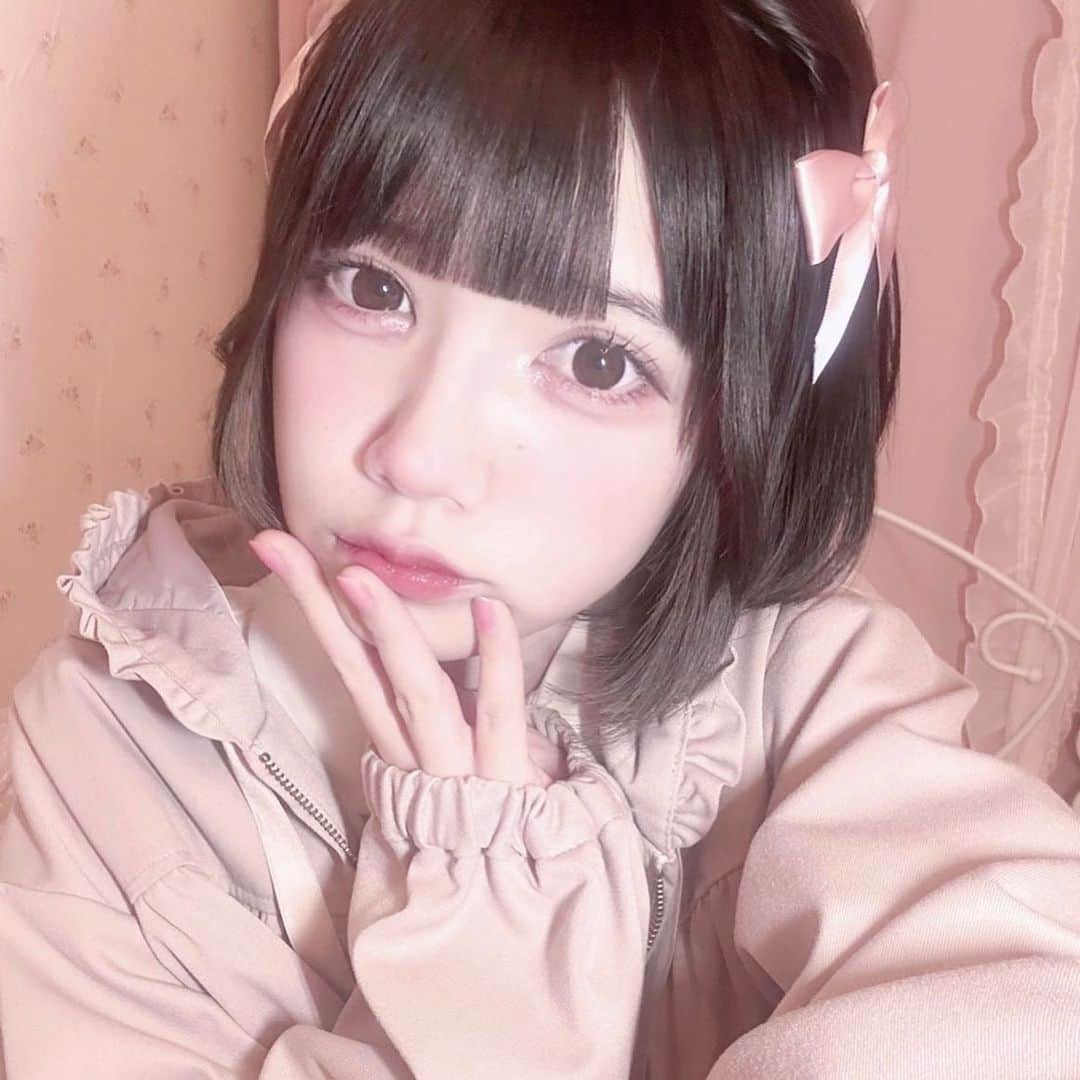 伊藤沙音のインスタグラム：「🧁🐰  マイメロみたいなキラキラピンクメイクした⟡.·*.   #伊藤沙音 #シャノン #nicola #ニコラ11月号発売中」