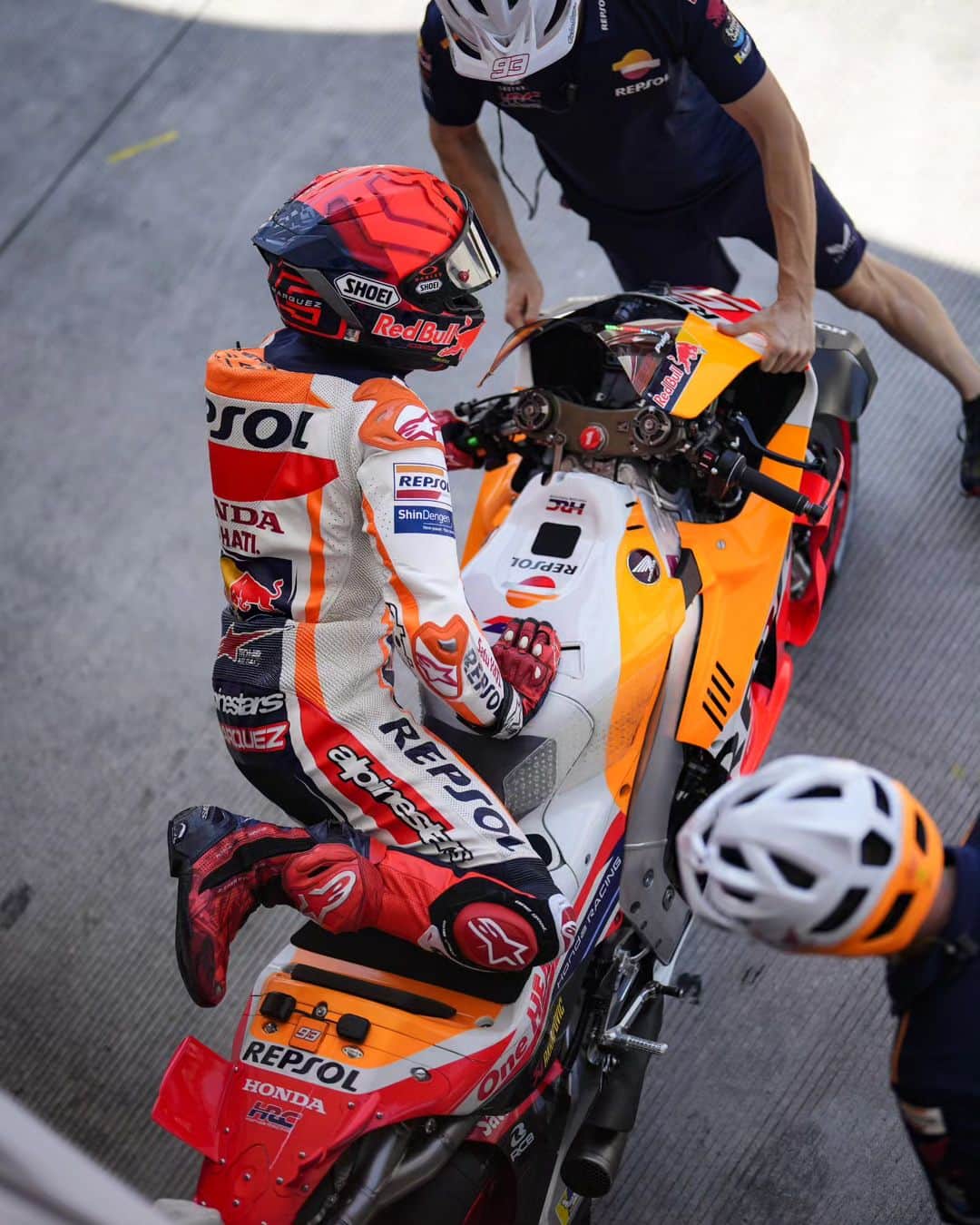 マルク・マルケスさんのインスタグラム写真 - (マルク・マルケスInstagram)「No ha sido un buen fin de semana. 😮‍💨 Gracias por el apoyo incondicional, Indonesia!! 🇮🇩❤️  Siguiente parada, Australia!! 🔜 __ Not a good weekend. Indonesia, thanks always for your support!  Next stop: Australia!!  #MM93 #IndonesianGP #MotoGP」10月15日 18時28分 - marcmarquez93