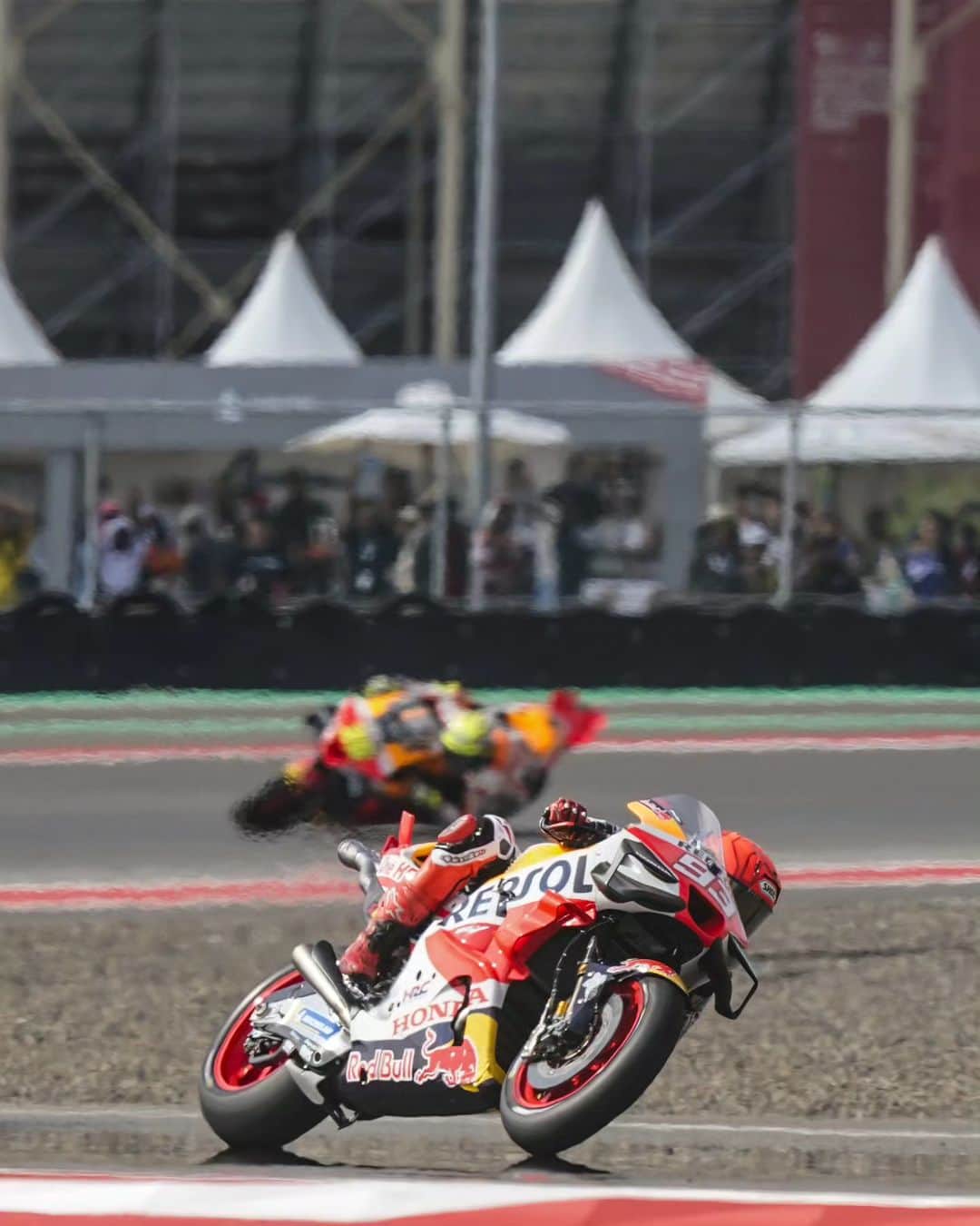 マルク・マルケスさんのインスタグラム写真 - (マルク・マルケスInstagram)「No ha sido un buen fin de semana. 😮‍💨 Gracias por el apoyo incondicional, Indonesia!! 🇮🇩❤️  Siguiente parada, Australia!! 🔜 __ Not a good weekend. Indonesia, thanks always for your support!  Next stop: Australia!!  #MM93 #IndonesianGP #MotoGP」10月15日 18時28分 - marcmarquez93