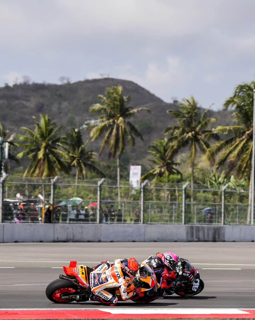 マルク・マルケスさんのインスタグラム写真 - (マルク・マルケスInstagram)「No ha sido un buen fin de semana. 😮‍💨 Gracias por el apoyo incondicional, Indonesia!! 🇮🇩❤️  Siguiente parada, Australia!! 🔜 __ Not a good weekend. Indonesia, thanks always for your support!  Next stop: Australia!!  #MM93 #IndonesianGP #MotoGP」10月15日 18時28分 - marcmarquez93