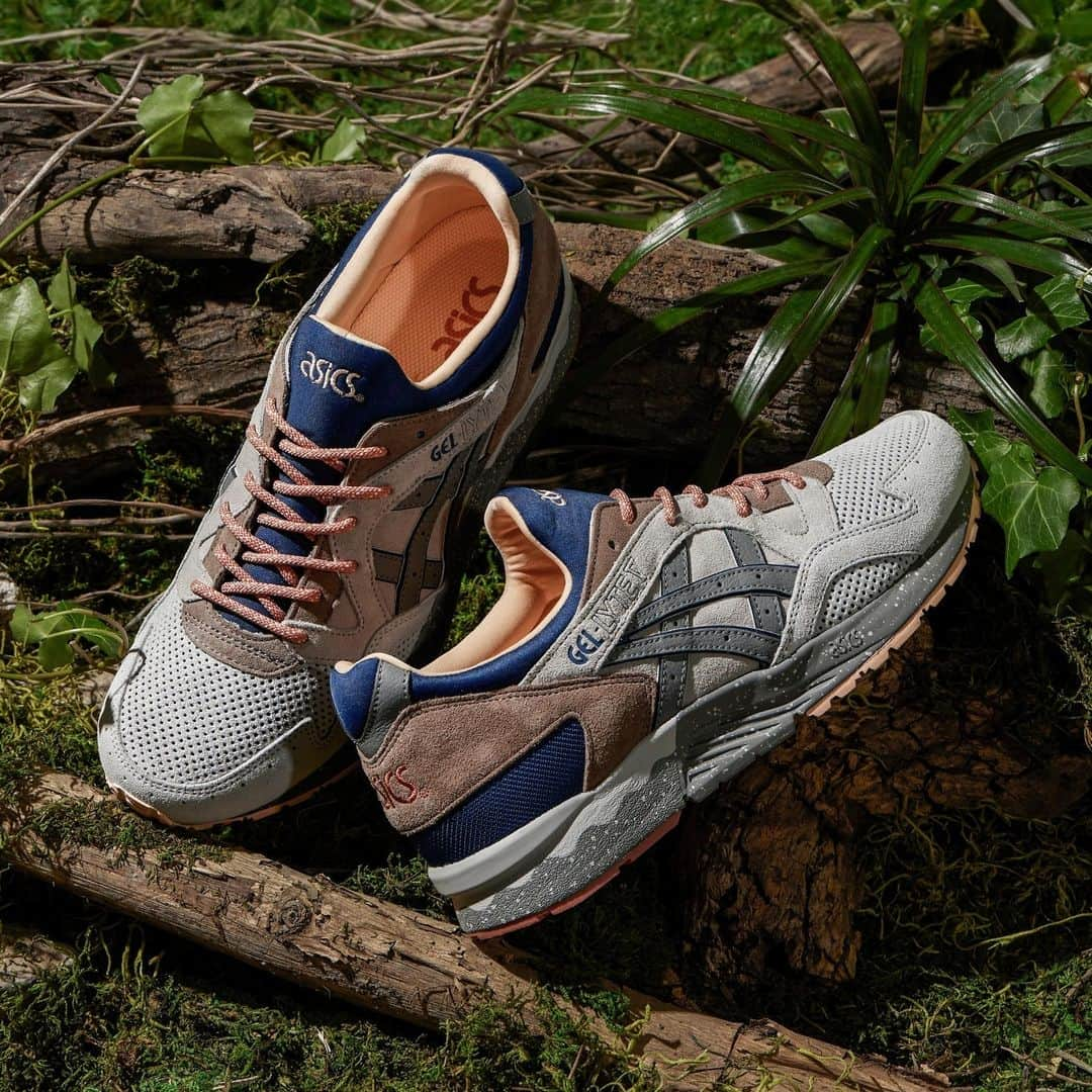 ASICS Tiger JAPANのインスタグラム：「. GEL-LYTE V -CONCRETE/CLAY GREY  2023.10.19 LAUNCH  [取扱店舗] ・アシックス公式ストア（原宿店・心斎橋店・オンラインストア） ・一部のスポーツスタイル商品取扱店  GEL-LYTE V RETROTRAIL PACKは、さまざまなアウトドアシーンからインスピレーションを受けたコレクション。スエード素材、丸みを帯びたラウンドシューレース、バリスティックメッシュのディテールをアッパーに施し、自然界に見られる落ち着いた色合いをイメージしたニュートラルなトーンに仕上げた。さらに、1993年に初めて市場に登場した時と同じように、ミッドソールのかかと部には特徴的な波打つデザインも継承した一足。  #GELLYTEV #ASICS #ASICSSportStyle  #kicks #sneakers #sneakerhead #sneakerfam #シューズ #スニーカー #ファッション #カジュアル #カジュアルコーデ #ストリートファッション #ジャパスニ #スニーカーヘッズ #ストリートコーデ #コーディネート #スニーカー男子 #スニーカー女子」