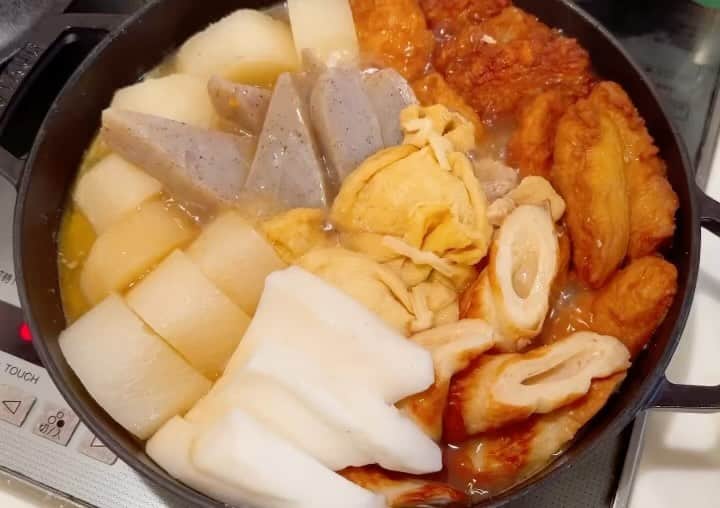 亀井京子（林京子）のインスタグラム：「寒すぎて　今季初おでん🍢  食のプロ☀️に教えていただいた ２枚目の　海産たかはし堂　さんのお出汁、  電話注文でしか買えないのだけど美味しすぎてまとめ買い！  無添加でお出汁の香りも味も素晴らしくて　コスパも最強すぎて　すっかり大ファン🫶  スーパーとかで買えたら最高なんだけどなー🫶🫶🫶  今日は雨で野球もなくなり 久々にのんびりな1日でした😍  #鰹こんぶ出汁 #鰹こんぶ #おでん#おうちご飯 #おうちごはん#海産たかはし堂」