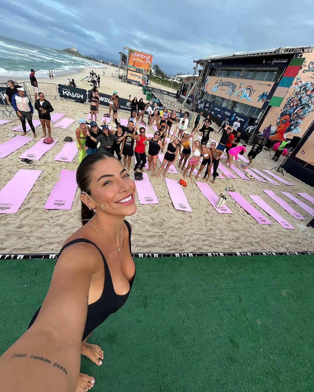 Rachel Apollonioのインスタグラム：「TEM MANEIRA MELHOR DE COMEÇAR O DIA? 💪  O Sunrise Fit já tá rolando! @rachelapollonio e @academiamitra comandam o treino nesta manhã na Praia de Itaúna! 🔥  Se tiver pela área não dá mole, porque ainda dá tempo de vir! 😎  @academiafoguete | #WSLBrasil」