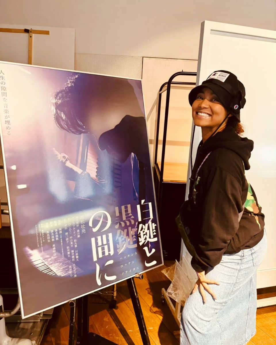 Crystal Kayのインスタグラム：「白鍵と黒鍵の間にを渋谷で見てきたよーーーー❣ オデッササウンドシステムだったので音も良き👍 @taookamoto ちゃんと一緒に見てきたんだけど、普通に見終わったら分析、解説、まるで他人の映画のようにしてたのがおもろかった🤣🤣🤣大きなスクリーンで自分見るのって新鮮😉ジャズシンガーのリサ役で出ています！とてもお面白かったしドキドキさせる一夜のノンシャラントなストーリー。ミュージシャンあるあるも描かれてて面白い。素適なキャストの皆さんと共演できて光栄でした✨みんな是非見てねー‼️‼️‼️‼️  Funny feeling watching myself on the big screen 😂 such a fun and beautifully shot film about a crazy night where the past present and future clashes...I play Lisa, a Jazz singer who's told she was coming to Japan to sing at a "proper" Jazz club... good music... nostalgia...laughs...such a privilege being amongst such a beautiful and special cast! I hope you guys enjoy it!」