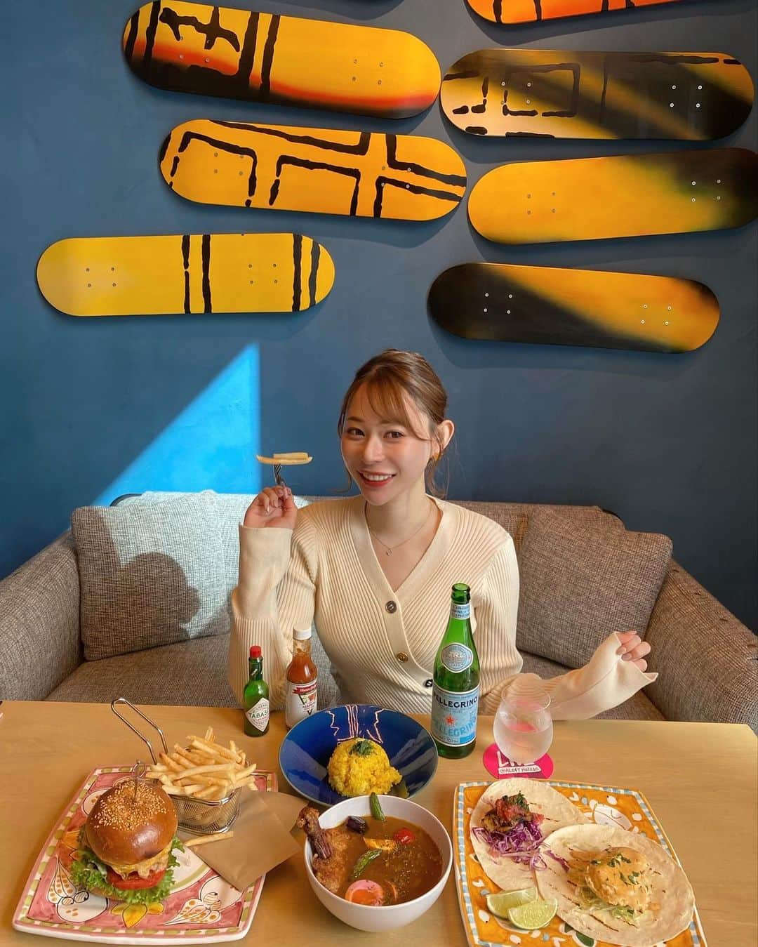 karen okajimaのインスタグラム：「アロフト堂島でlunch😋🍴💕  お得な食べ放題サラダバーや サラダバーが付いたセットランチもあるし アラカルトもある種類豊富なランチメニュー✨  私はセットランチのフィッシュタコスと 単品でスープカレーを頼みました🍛💕  友達は、単品でアロフトチーズバーガーと サラダバーを頼んだよ🥗🍔✨  サラダバーなんだけど サラダだけじゃなくって、 ナスのお浸しなどのおかずもあったし、 フルーツ、パン、ジュース、コーヒー 紅茶もありましたよ🥤🍞☕️🫶  フィッシュタコス🌮も美味しくて 思ってたよりボリューミー！！ スープカレーの中に入っている チキンが大きくてびっくり😂✨ スープカレーめちゃくちゃ美味しかった！！！ ターメリックライスにも合うし、 めっちゃおすすめです🍛  友達が食べたチーズバーガーも ボリューミーで美味しそうやった🍔  こちらはモーニングからディナーまでされているので またディナーにも行ってみたい！！😆💓 食べログでネット予約もできるしおすすめだよ👌  The WAREHOUSE (アロフト堂島) 🍞モーニング 07:00-11:00 (L.O. 10:30) 🍽ランチ 11:30-15:00 (L.O. 14:00) 🍖ディナー 17:30-22:00 (L.O. 21:00) 定休日：月曜・火曜  #PR #aloftdojima #アロフト堂島 #ホテルランチ #大阪ホテルランチ #梅田ホテルランチ #梅田ホテル  #TheWAREHOUSE#ザウェアハウス  #北新地ホテル #北新地ホテルランチ #サラダバー #サラダバーランチ #大阪サラダバー #大阪サラダバーランチ #スープカレー #グルメ岡島」