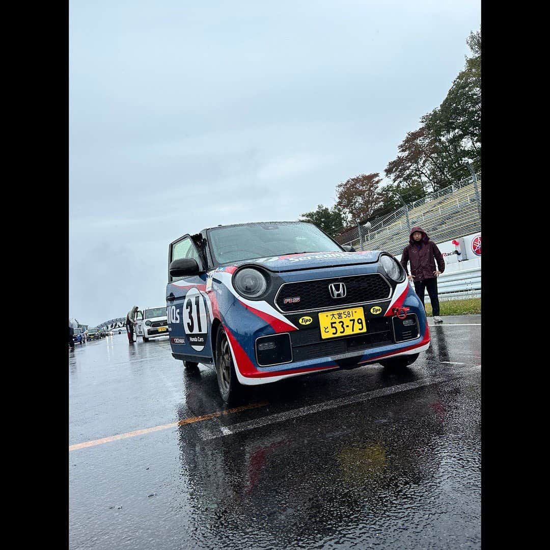 中澤卓也さんのインスタグラム写真 - (中澤卓也Instagram)「N-ONE OWNER'S CUP Rd.10 in スポーツランドSUGO🚗🔥 土曜日の占有から天気は一変して、今日は予選・決勝ともにヘビーレイン☔️ 昨日の初走行でドライでの感覚を掴みかけていた中での、今日のいきなりレインは心臓に悪かったですが😬笑 アウティスタ @autista_showroom のチームの皆さんが最高のマシンを作ってくださり、予選は3番手タイムをマーク💪 予選での赤旗中の追い越しで2グリッド降格のペナルティを受け、決勝は5番グリッドからスタート🚗🔥 決勝でもマシンは本当に安定したパフォーマンス、ファステストラップをマーク出来ました💪 ファイナルラップの最終コーナーでトップに出るも、最後の伸びが足らずにトップと0.141秒差での2番手フィニッシュ🏁 悔しすぎますが、、、笑　僕も楽しめたレースでした🚗🔥 二日間お世話になった皆さん、ありがとうございました！ 雨の中で最後まで現地で応援してくれたみんな、各地で結果を追ってくれたみんなも、励みになりました😎👍ありがとう！！！  #none #honda #hondanone #noneownerscup #スポーツランドsugo #アウティスタ #シンガーソングドライバー #handsmade #陽はまた昇る #中澤卓也」10月15日 18時43分 - takuya_nakazawa.118