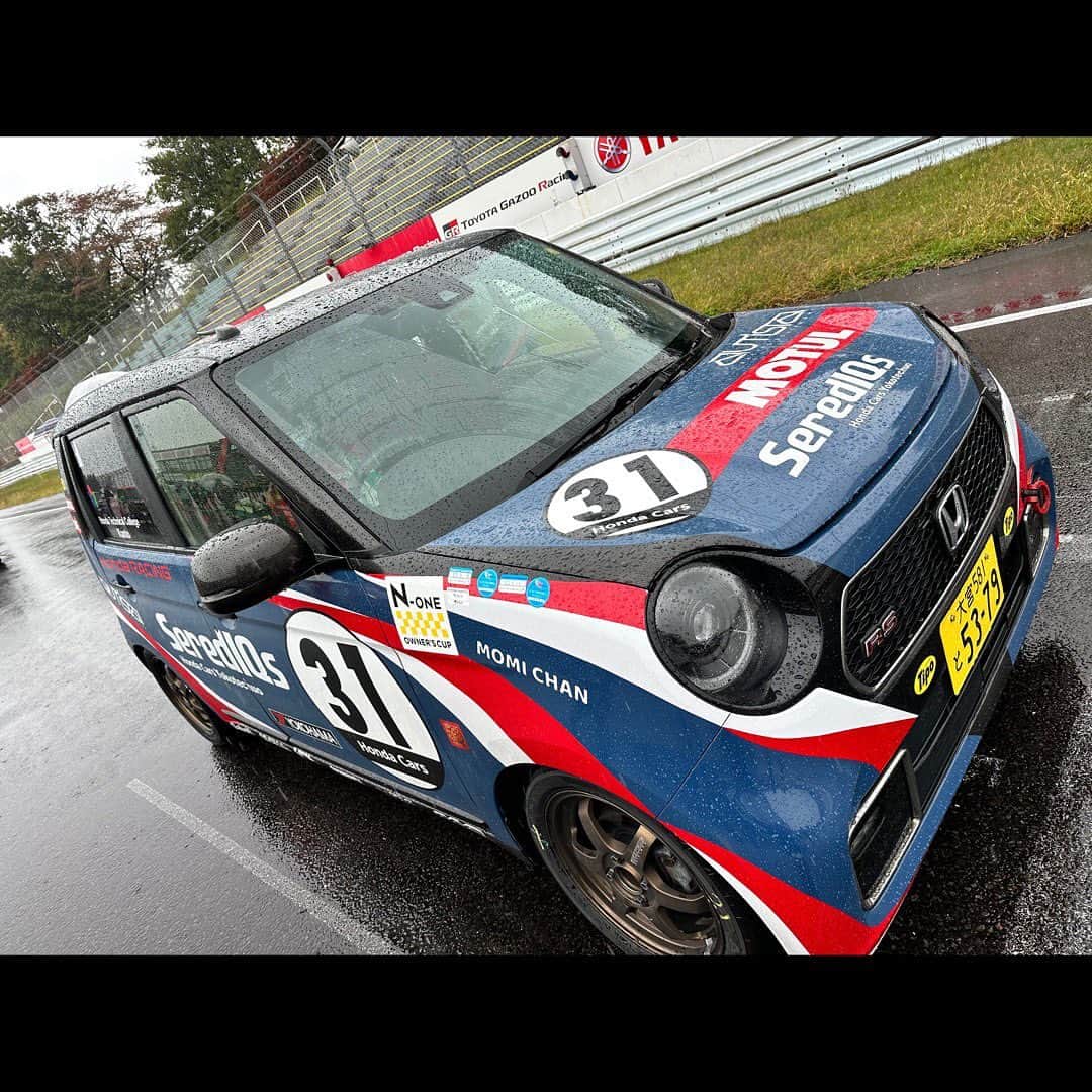 中澤卓也さんのインスタグラム写真 - (中澤卓也Instagram)「N-ONE OWNER'S CUP Rd.10 in スポーツランドSUGO🚗🔥 土曜日の占有から天気は一変して、今日は予選・決勝ともにヘビーレイン☔️ 昨日の初走行でドライでの感覚を掴みかけていた中での、今日のいきなりレインは心臓に悪かったですが😬笑 アウティスタ @autista_showroom のチームの皆さんが最高のマシンを作ってくださり、予選は3番手タイムをマーク💪 予選での赤旗中の追い越しで2グリッド降格のペナルティを受け、決勝は5番グリッドからスタート🚗🔥 決勝でもマシンは本当に安定したパフォーマンス、ファステストラップをマーク出来ました💪 ファイナルラップの最終コーナーでトップに出るも、最後の伸びが足らずにトップと0.141秒差での2番手フィニッシュ🏁 悔しすぎますが、、、笑　僕も楽しめたレースでした🚗🔥 二日間お世話になった皆さん、ありがとうございました！ 雨の中で最後まで現地で応援してくれたみんな、各地で結果を追ってくれたみんなも、励みになりました😎👍ありがとう！！！  #none #honda #hondanone #noneownerscup #スポーツランドsugo #アウティスタ #シンガーソングドライバー #handsmade #陽はまた昇る #中澤卓也」10月15日 18時43分 - takuya_nakazawa.118