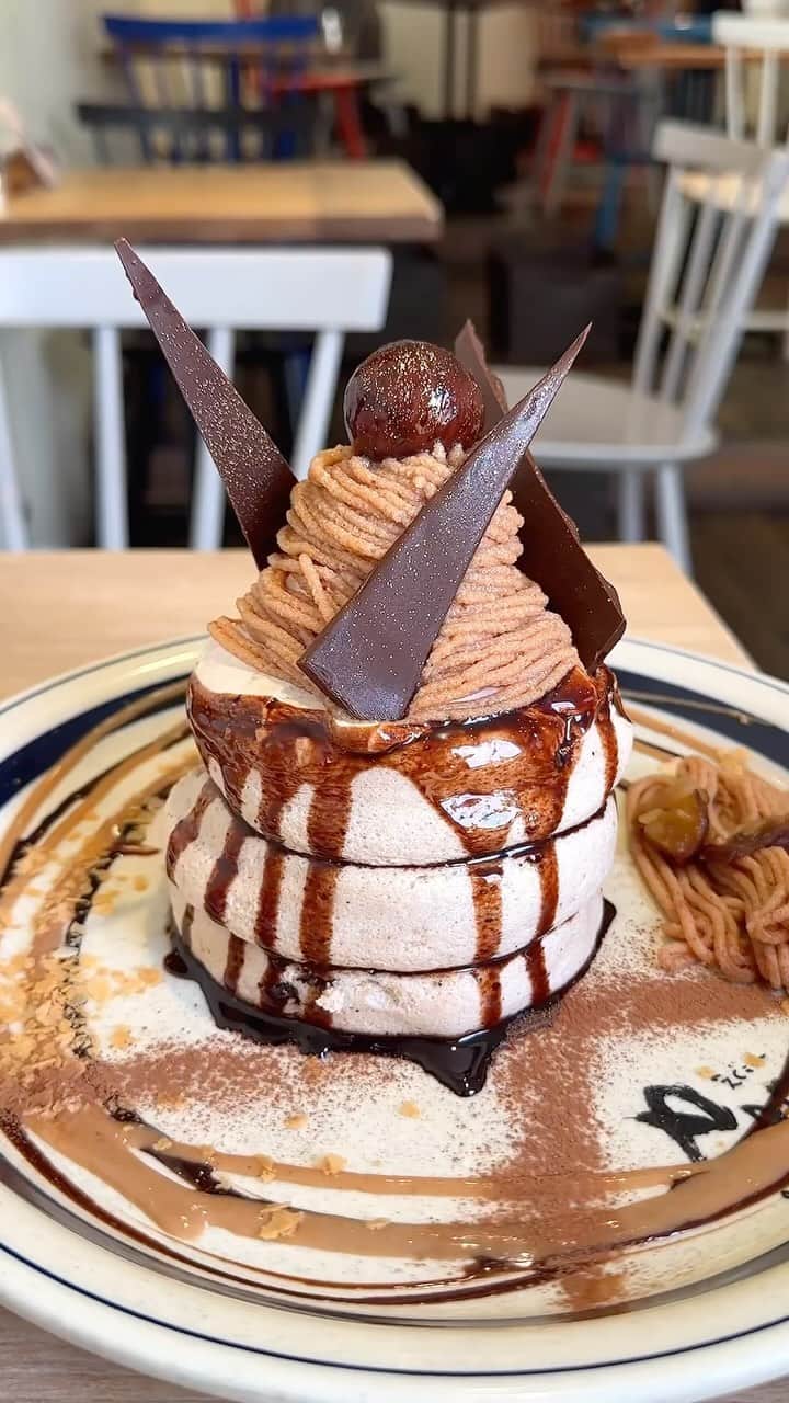 唯一無二の絶品グルメのインスタグラム：「【eggg cafe】 @東京：新宿駅から徒歩5分  3段重ねのモンブランパンケーキを食べられるお店。  ふわふわ柔らかいパンケーキにたっぷり栗のモンブランを乗せていて、ラム酒香るチョコをトッピングした贅沢パンケーキ！  モンブランの中にアイスを潜ませていて、溶かしながら食べても相性抜群🥞  10/18〜24まで期間限定で新宿高島屋地下1F「むにぐるめカフェ」で食べられます！  栗のモンブランパンケーキは2000円になります！  ⏰10:30～19:00 📍東京都渋谷区千駄ケ谷5-24-2 地下1階   #新宿グルメ #新宿カフェ #新宿ランチ」