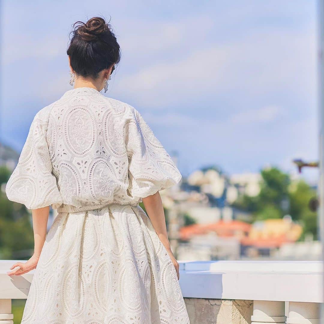 Tsuru by Mariko Oikawaのインスタグラム：「Lace blouson.  クチュールライクな立体的なレースをコンパクトブルゾンに。 カジュアルなブルゾンとレース素材のマリアージュが唯一無二の存在に。 春先にさっと羽織ってエレガンスの仕上げに。 セットアップでクラス感たっぷりにレースを堪能するのもオススメ。 春を心待ちに。  Trenia ¥46,200（tax in） size:free  ご予約は10/16（月）13:00まで。 ご予約中のみ10%OFFとなります。  #tsuru #tsurubymarikooikawa #2024spring #2024ss #preorder」