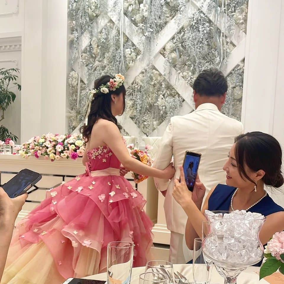 のインスタグラム：「今日はりさんたの結婚式◎ . みーちゃんとりーちゃんと参列◎ 他の方の映り込み等あるのでこのお写真で😊 お色直しもどのドレスも素敵でした✨ . 幸せいっぱい◎ お幸せに😊♥♥ . . #happywedding」