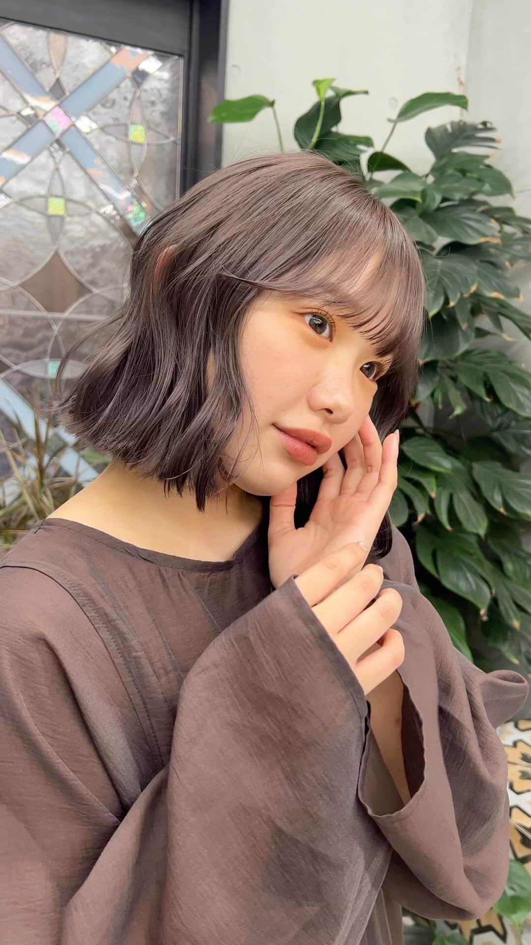 兼井遼のインスタグラム：「シアーミルクティー＊  柔らかくほつれるヘア😌  ツヤのある 暗くても透明のある カラーならお任せください☺️  10月のご予約も まだまだお取りできます🙇🏻  ご質問などは コメントにてお問い合わせください！😌  #ケアカラー  #ヘアアレンジ  #ケアダブルカラー  #巻き方  #髪質改善カラー  #イルミナカラー  #ミルクティーベージュ #グレージュ  #ケアブリーチ  #ハイライトカラー  #ハイトーンカラー  #ブリーチ  #ダブルカラー   #インナーカラー  #オリーブアッシュ  #グラデーションカラー  #グレージュカラー  #ツヤトーン  #パーマ  #艶髪  #外国人風  #髪質改善トリートメント  #くびれヘア  #シースルーバング  #髪質改善  #ラベンダーグレージュ  #オリーブグレージュ  #トリートメント  #ヘアアクセサリー　#インナーハイライト」